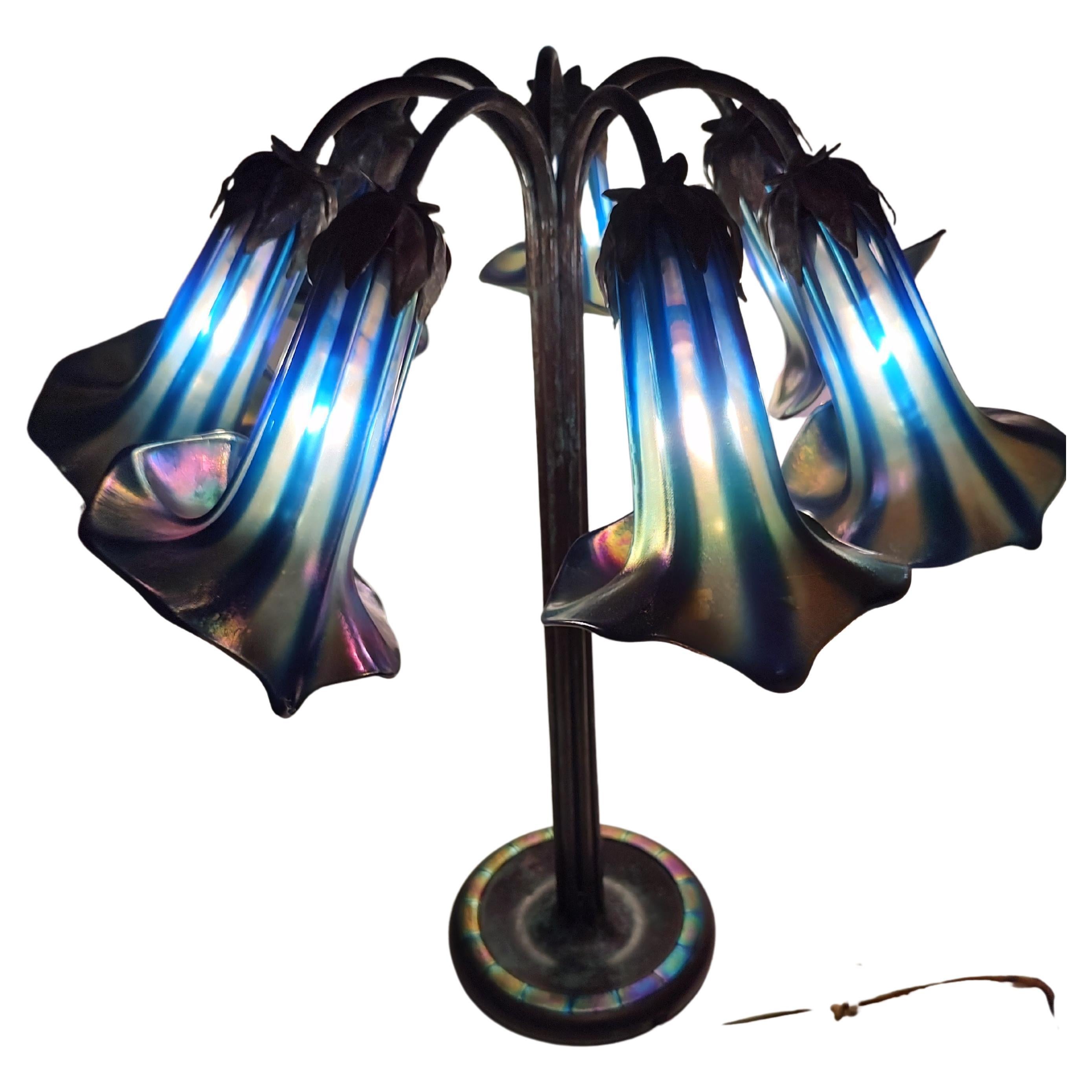 Metà XX secolo Lampada a forma di giglio a sette luci in stile Tiffany  Base in vetro Favrille firmata Tiffany Studios in vendita
