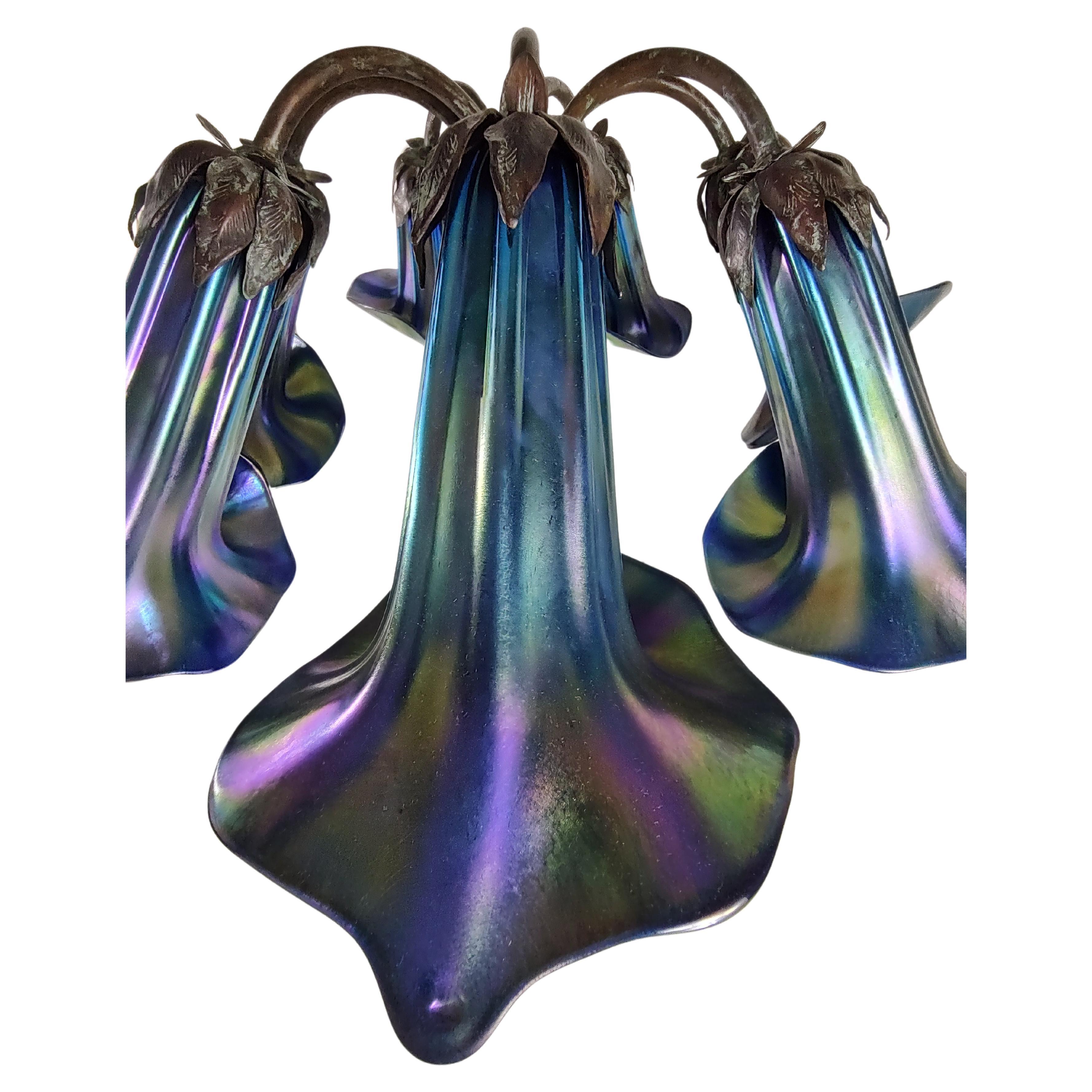 Lampada a forma di giglio a sette luci in stile Tiffany  Base in vetro Favrille firmata Tiffany Studios in vendita 1