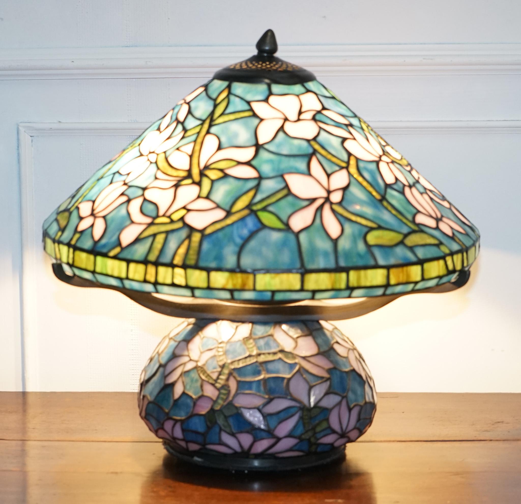 LÁMPARA CON BASE ILUMINADA Y DISEÑO FLORAL ART NOUVEAU EN VIDRIO ESTAÑADO DE TIFFANIA en venta 3