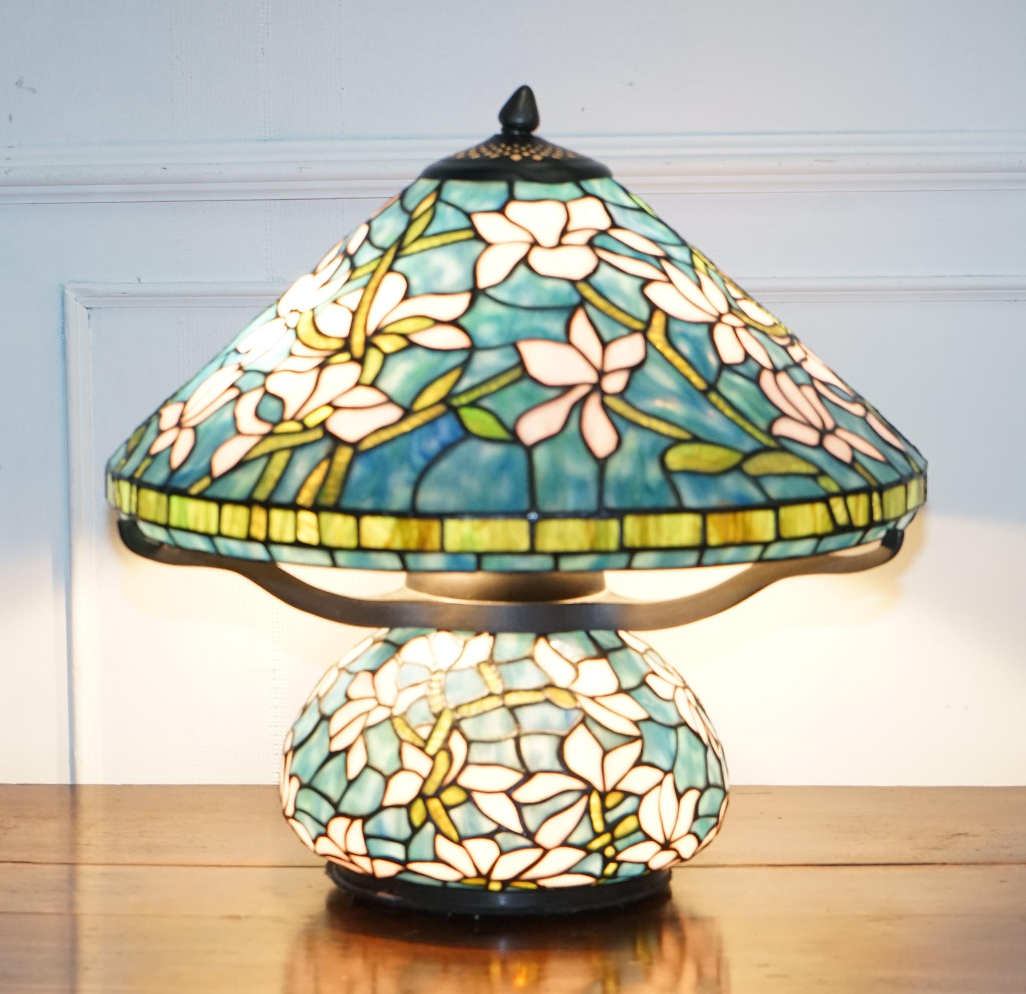 LÁMPARA CON BASE ILUMINADA Y DISEÑO FLORAL ART NOUVEAU EN VIDRIO ESTAÑADO DE TIFFANIA en venta 4