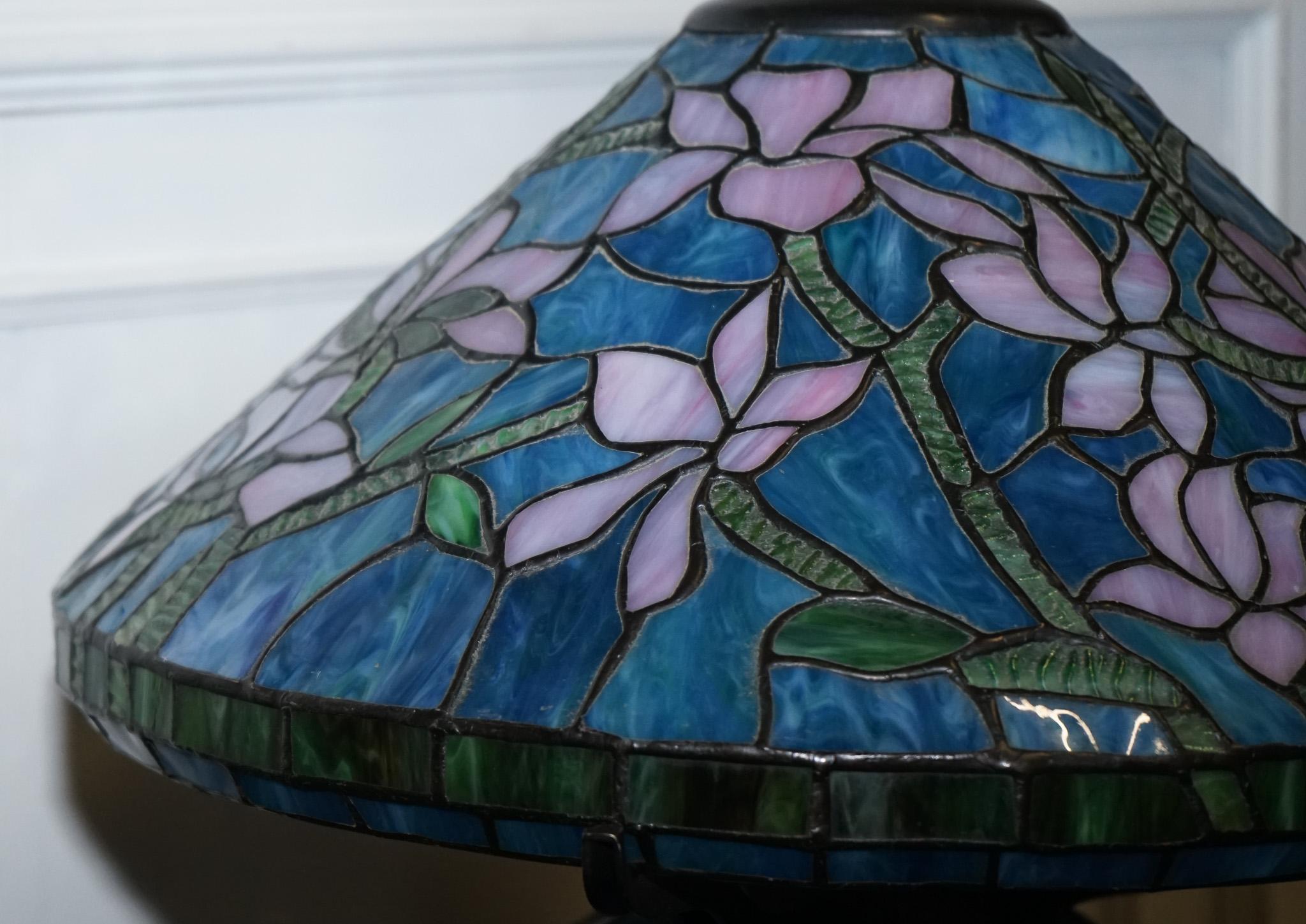 LÁMPARA CON BASE ILUMINADA Y DISEÑO FLORAL ART NOUVEAU EN VIDRIO ESTAÑADO DE TIFFANIA Británico en venta