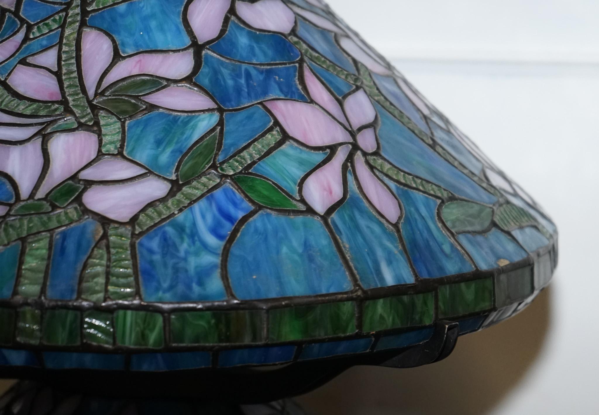 LÁMPARA CON BASE ILUMINADA Y DISEÑO FLORAL ART NOUVEAU EN VIDRIO ESTAÑADO DE TIFFANIA Hecho a mano en venta