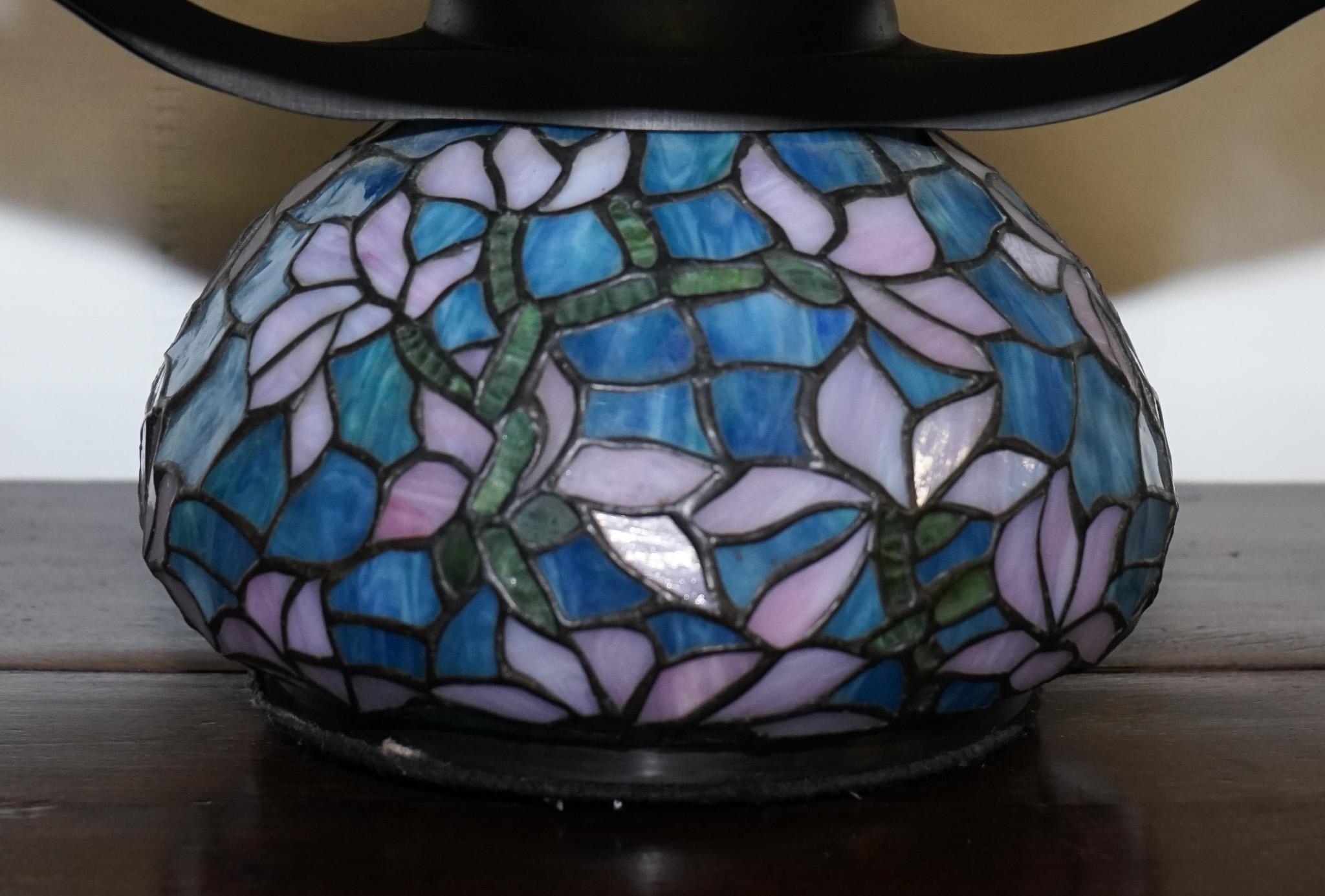 LÁMPARA CON BASE ILUMINADA Y DISEÑO FLORAL ART NOUVEAU EN VIDRIO ESTAÑADO DE TIFFANIA en Bueno estado para la venta en Pulborough, GB