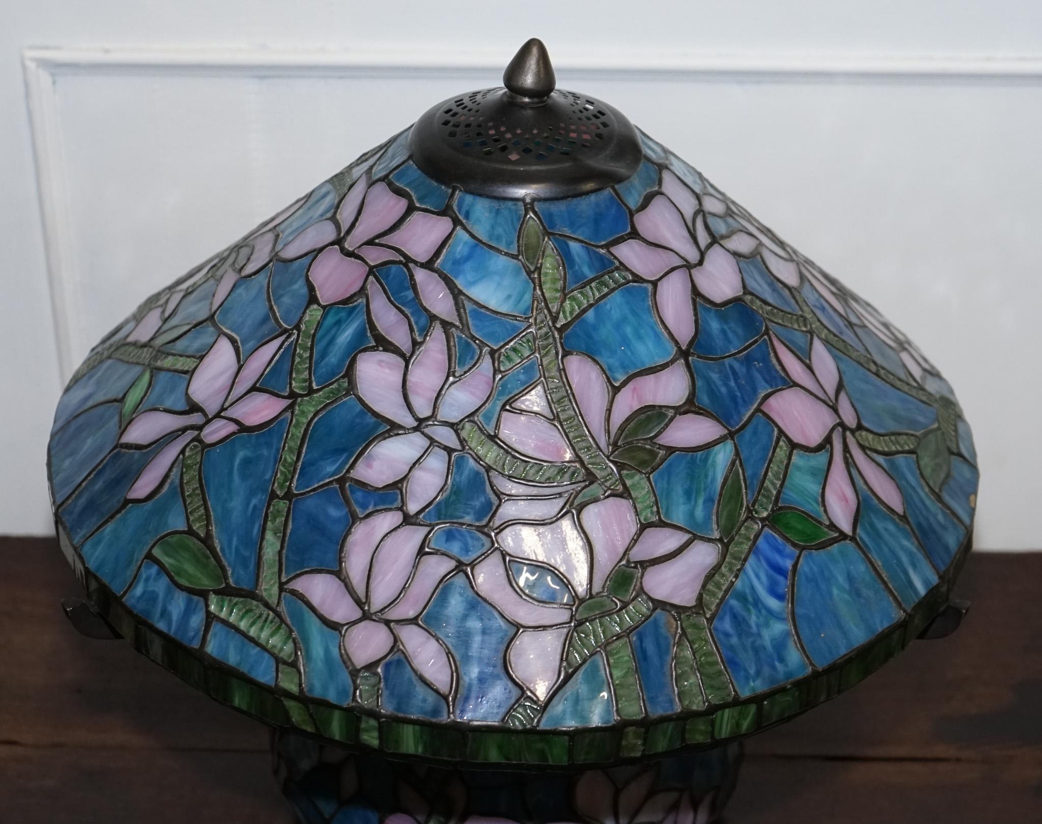 LÁMPARA CON BASE ILUMINADA Y DISEÑO FLORAL ART NOUVEAU EN VIDRIO ESTAÑADO DE TIFFANIA siglo XX en venta