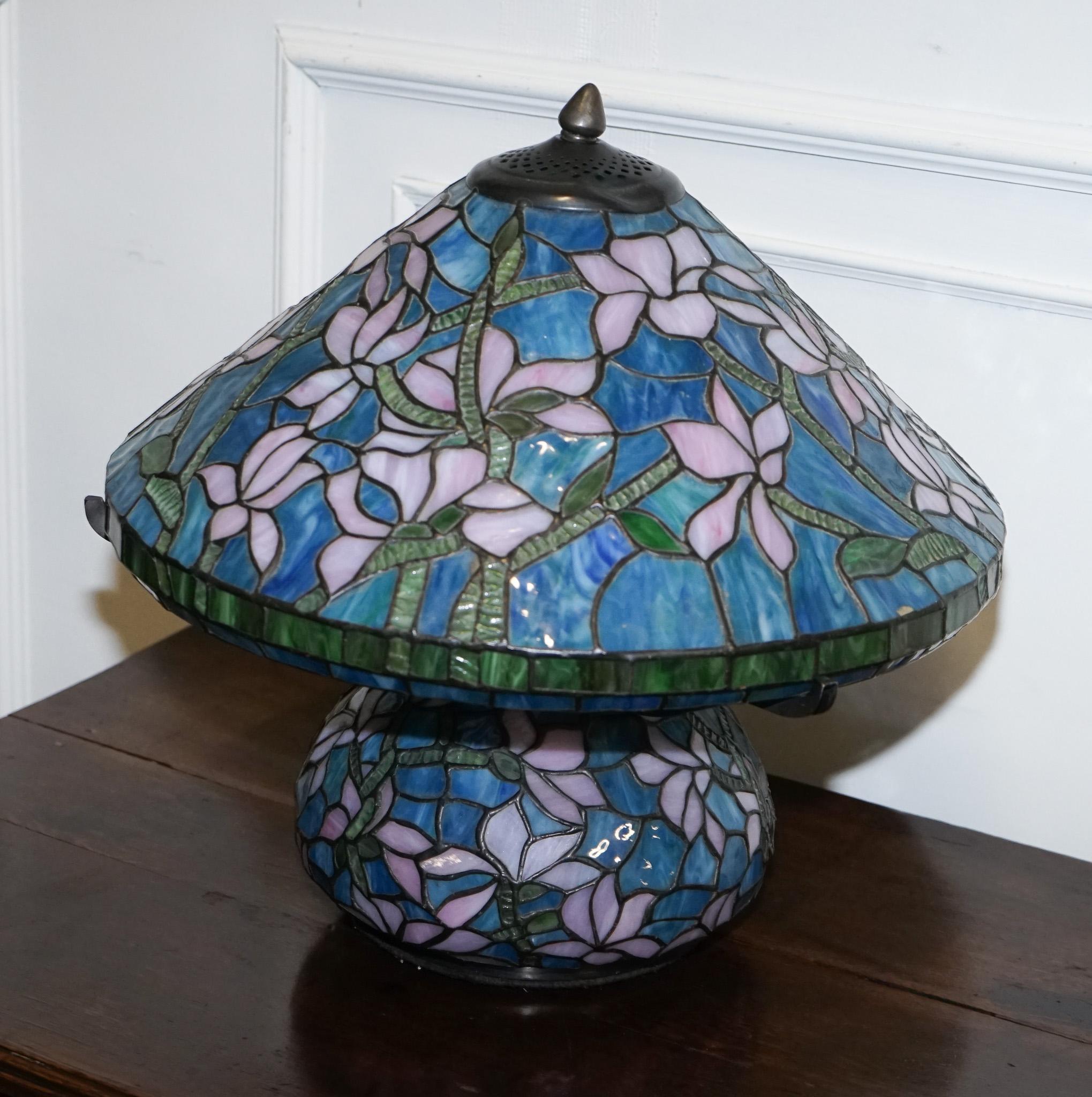 LÁMPARA CON BASE ILUMINADA Y DISEÑO FLORAL ART NOUVEAU EN VIDRIO ESTAÑADO DE TIFFANIA Vitral en venta