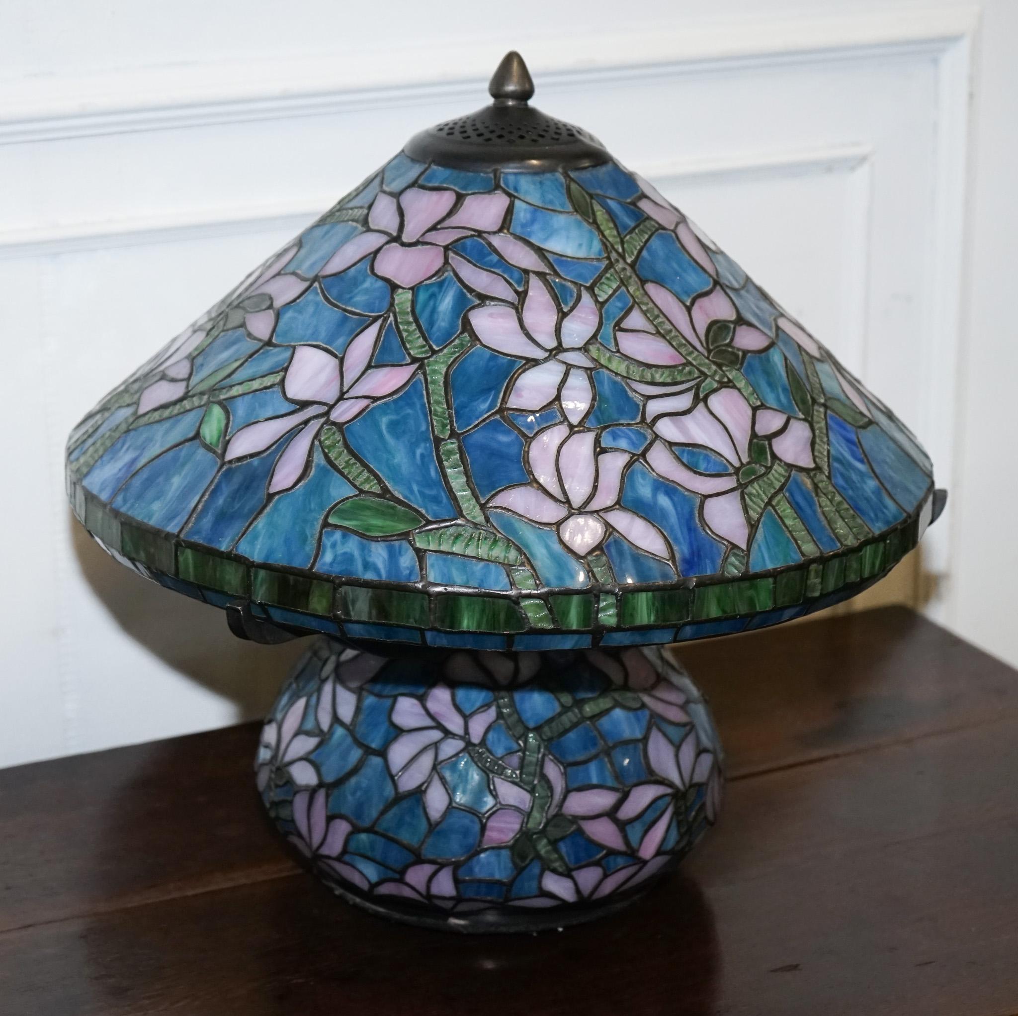 LÁMPARA CON BASE ILUMINADA Y DISEÑO FLORAL ART NOUVEAU EN VIDRIO ESTAÑADO DE TIFFANIA en venta 1
