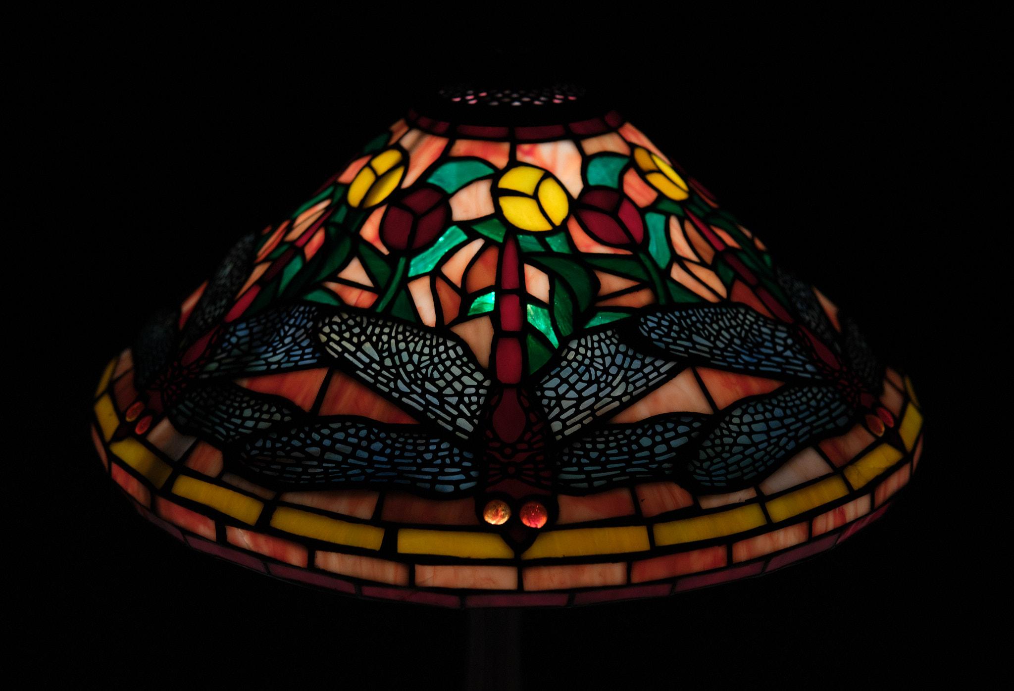 Lampe de bureau libellule en verre teinté de style Tiffany, années 1980   en vente 3