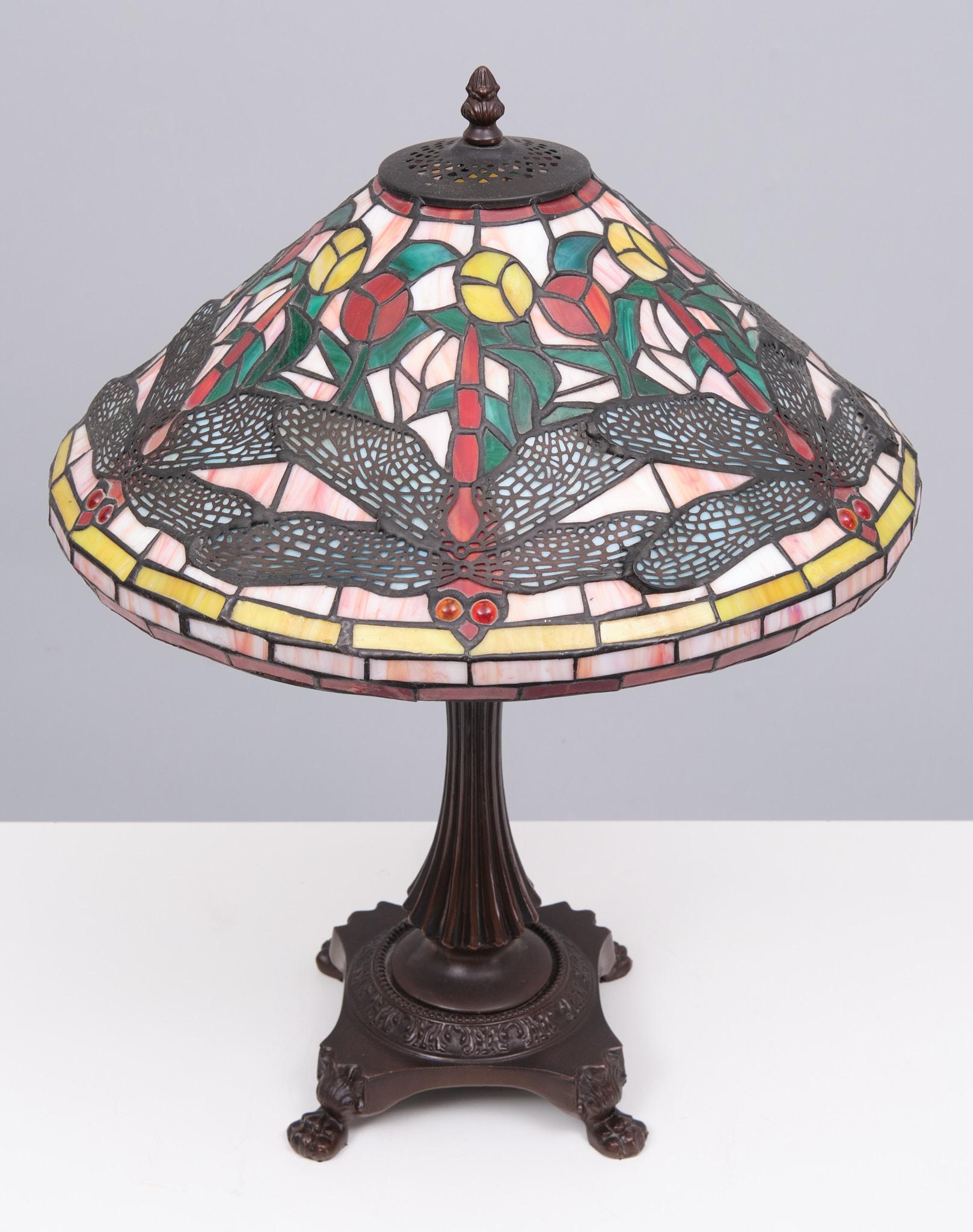 Magnifique lampe de table de style Tiffany, base en bronze et livrée avec une 
très beau vitrail Libellule  ombre . 