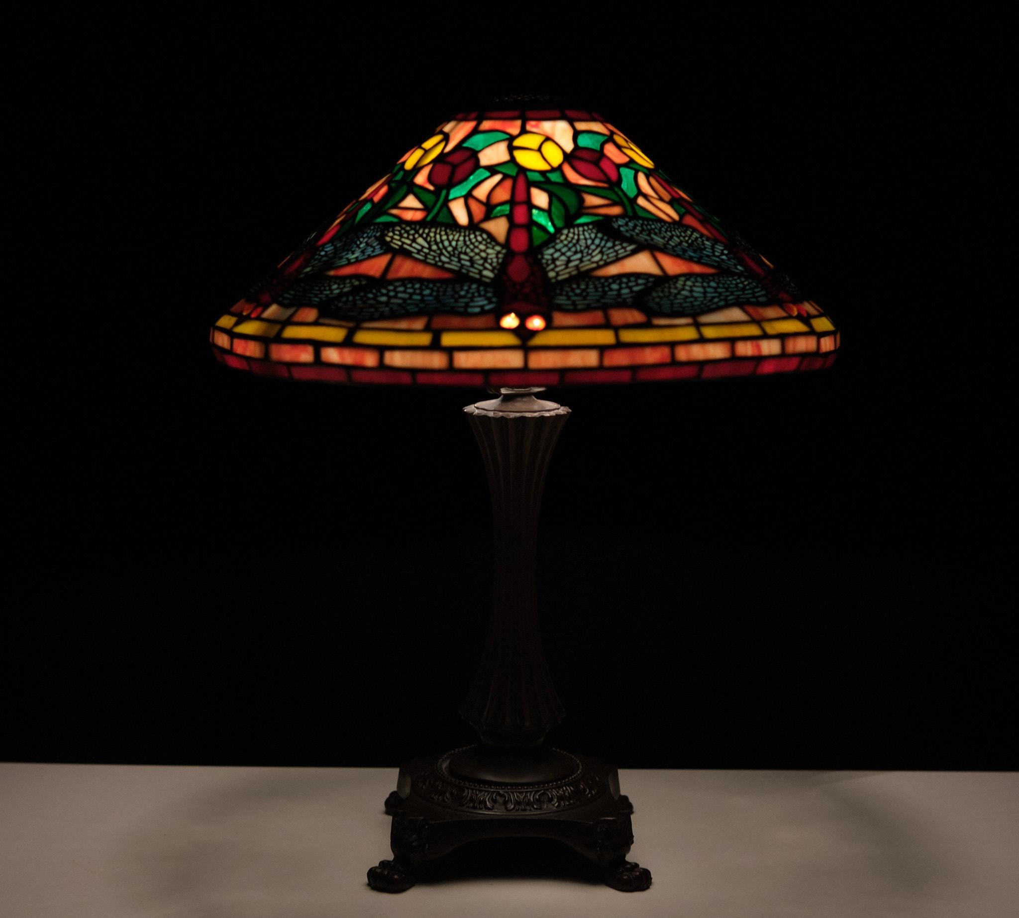 Lampe de bureau libellule en verre teinté de style Tiffany, années 1980   Bon état - En vente à Den Haag, NL