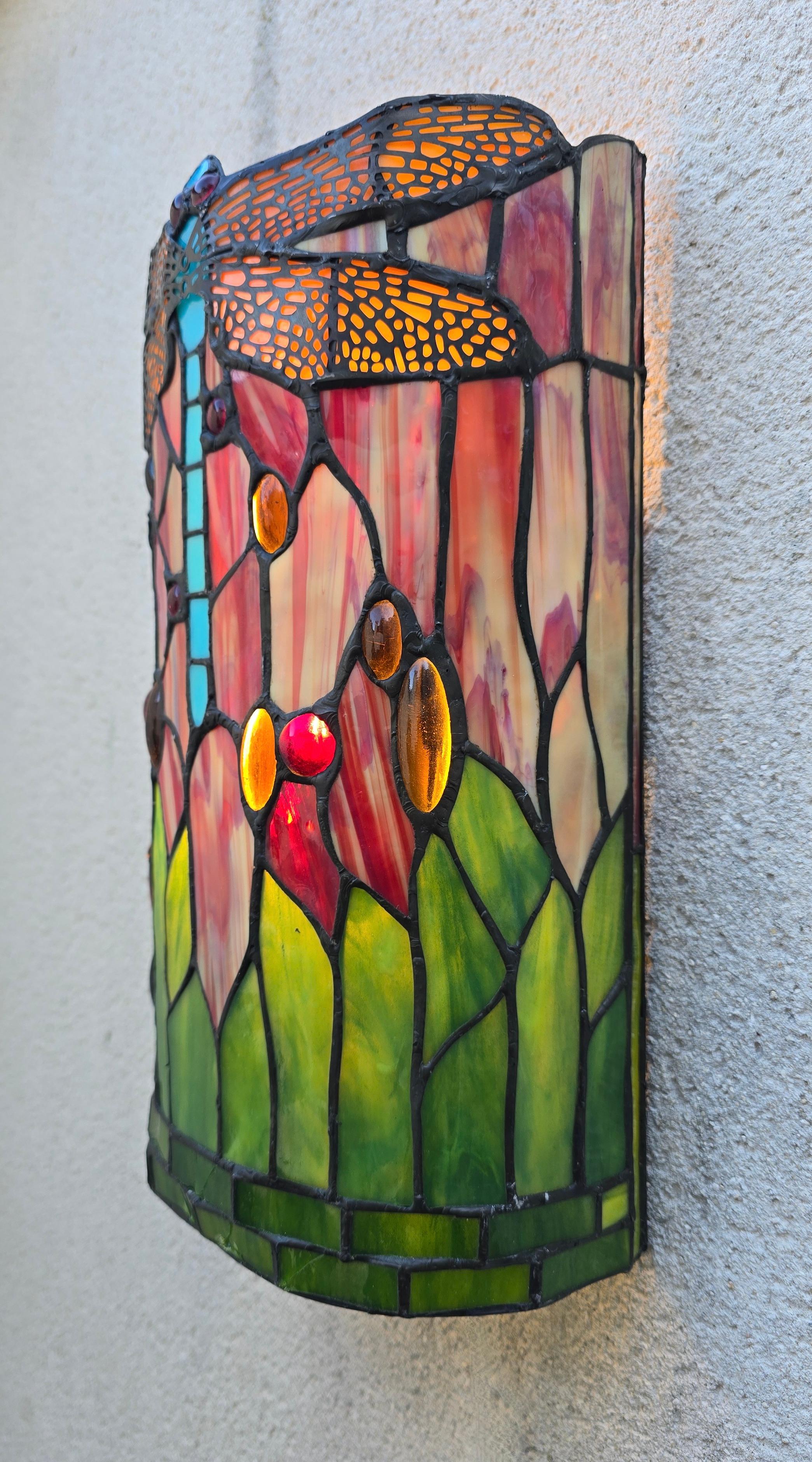 Aplique de pared con forma de libélula y vidrieras estilo Tiffany, finales del siglo XX Art Nouveau en venta