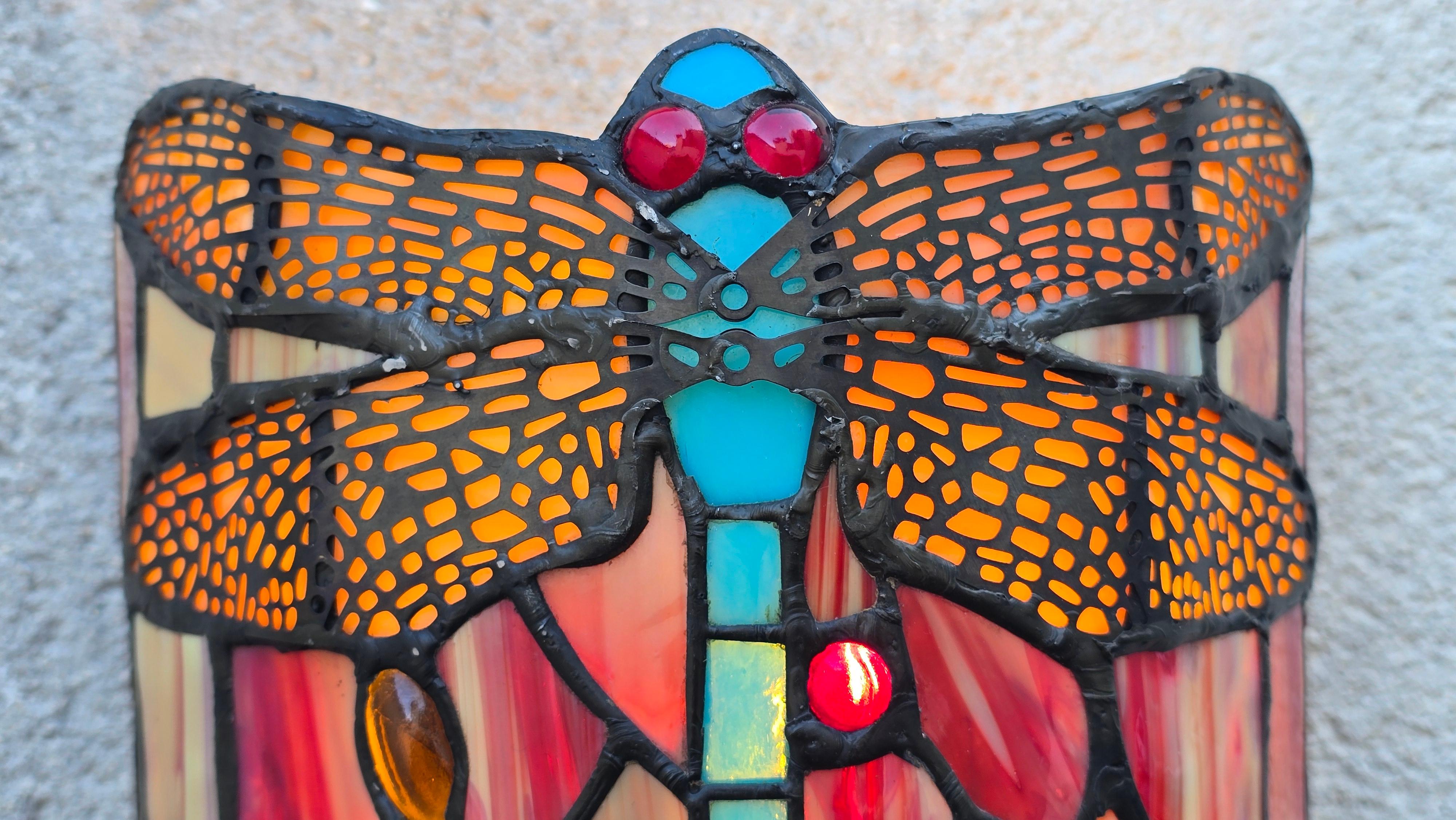 Aplique de pared con forma de libélula y vidrieras estilo Tiffany, finales del siglo XX Británico en venta
