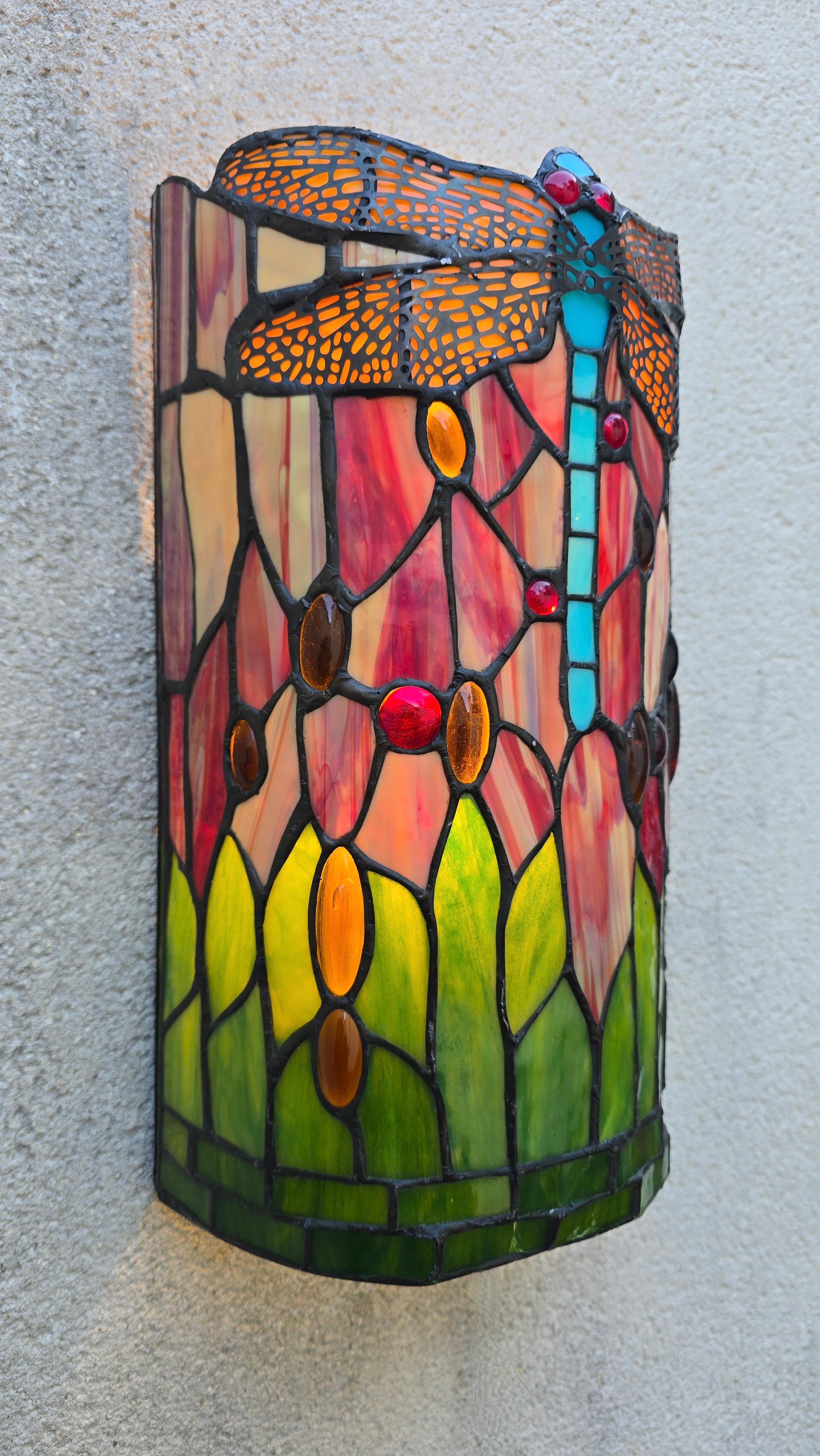 Aplique de pared con forma de libélula y vidrieras estilo Tiffany, finales del siglo XX en Bueno estado para la venta en Antwerp, BE