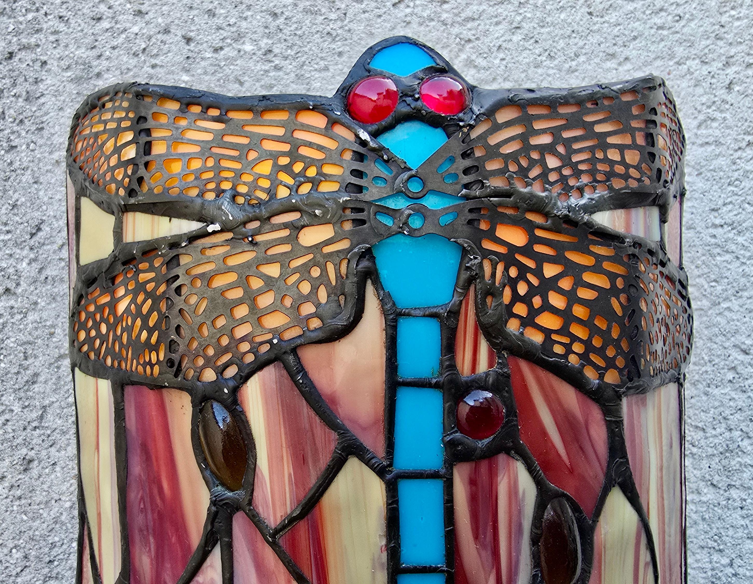Aplique de pared con forma de libélula y vidrieras estilo Tiffany, finales del siglo XX Metal en venta