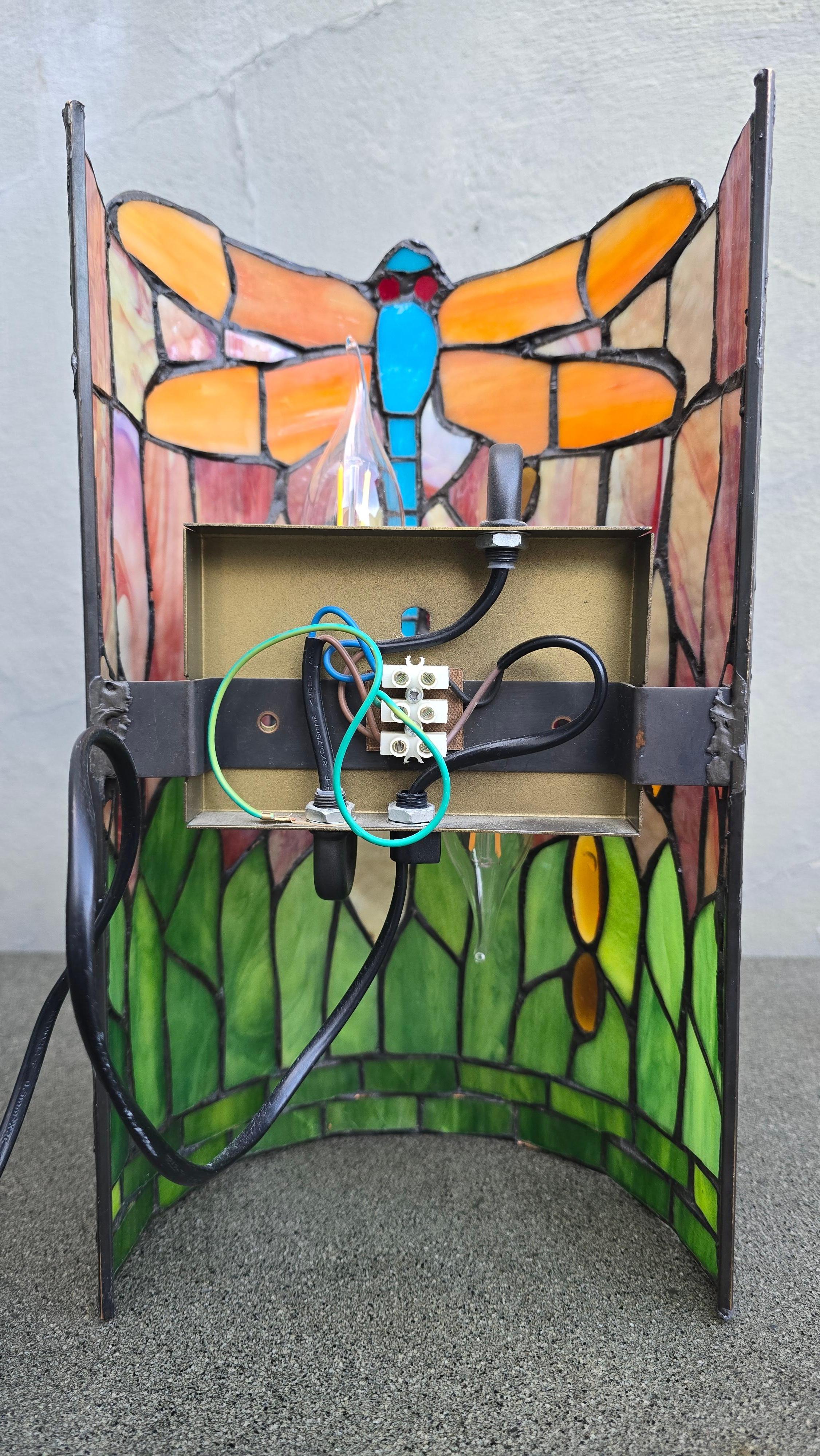 Aplique de pared con forma de libélula y vidrieras estilo Tiffany, finales del siglo XX en venta 2