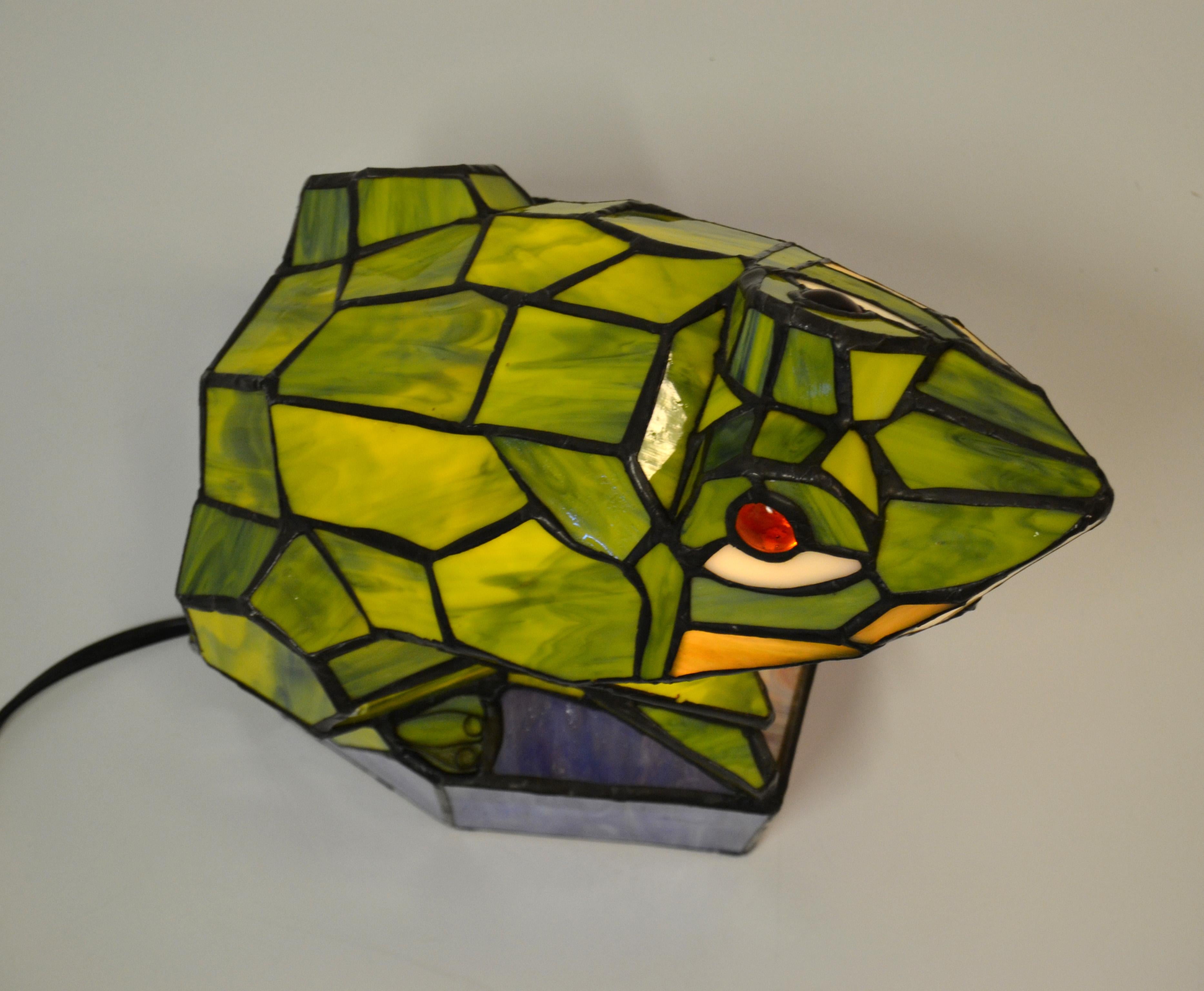 Lampe de bureau en verre d'art vert teinté représentant une grenouille, sculpture d'animal en vente 2