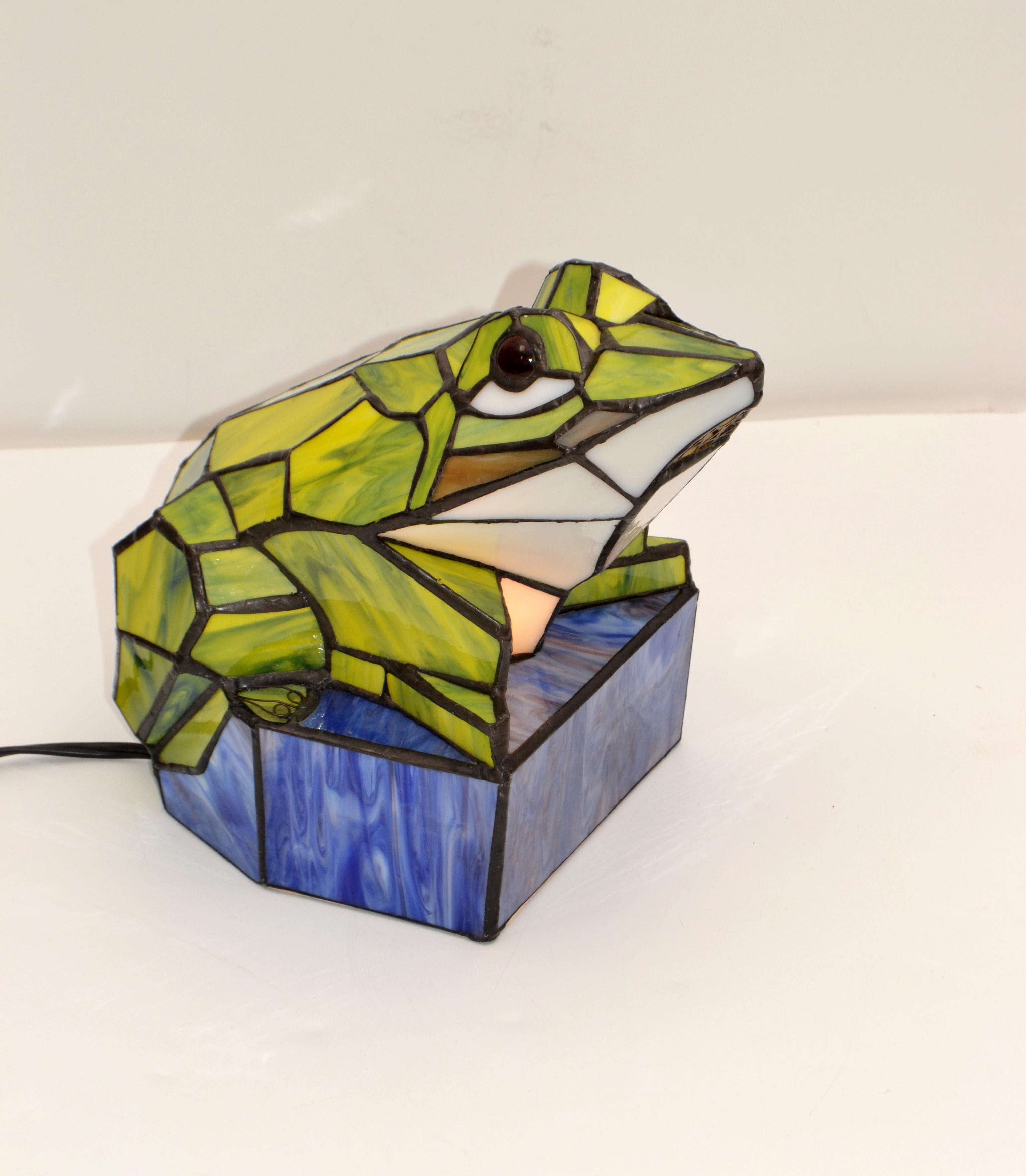 Américain Lampe de bureau en verre d'art vert teinté représentant une grenouille, sculpture d'animal en vente