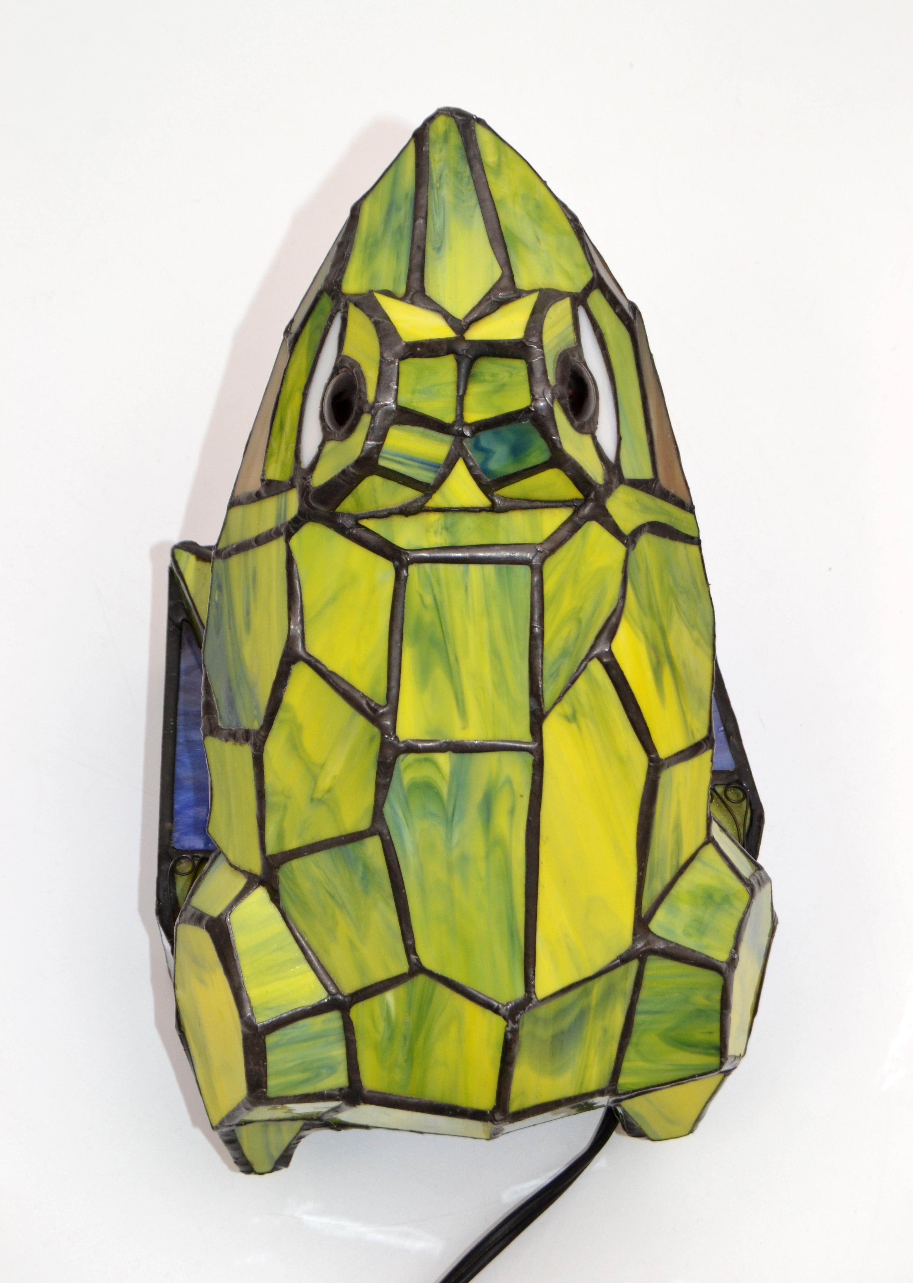 Fait main Lampe de bureau en verre d'art vert teinté représentant une grenouille, sculpture d'animal en vente