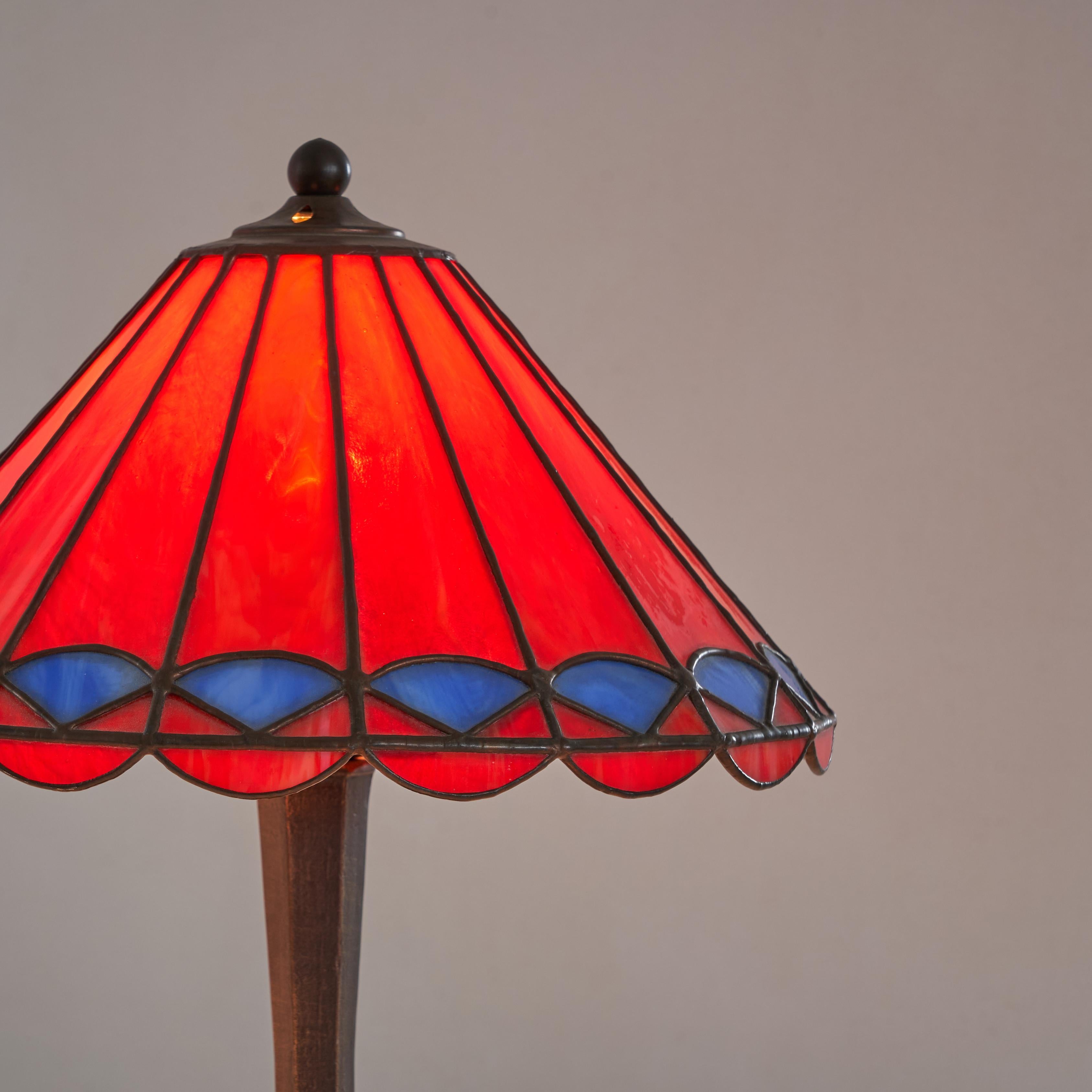 Hand-Crafted Tiffany Style Table Lamp in Metal and Stained Glass 1950s