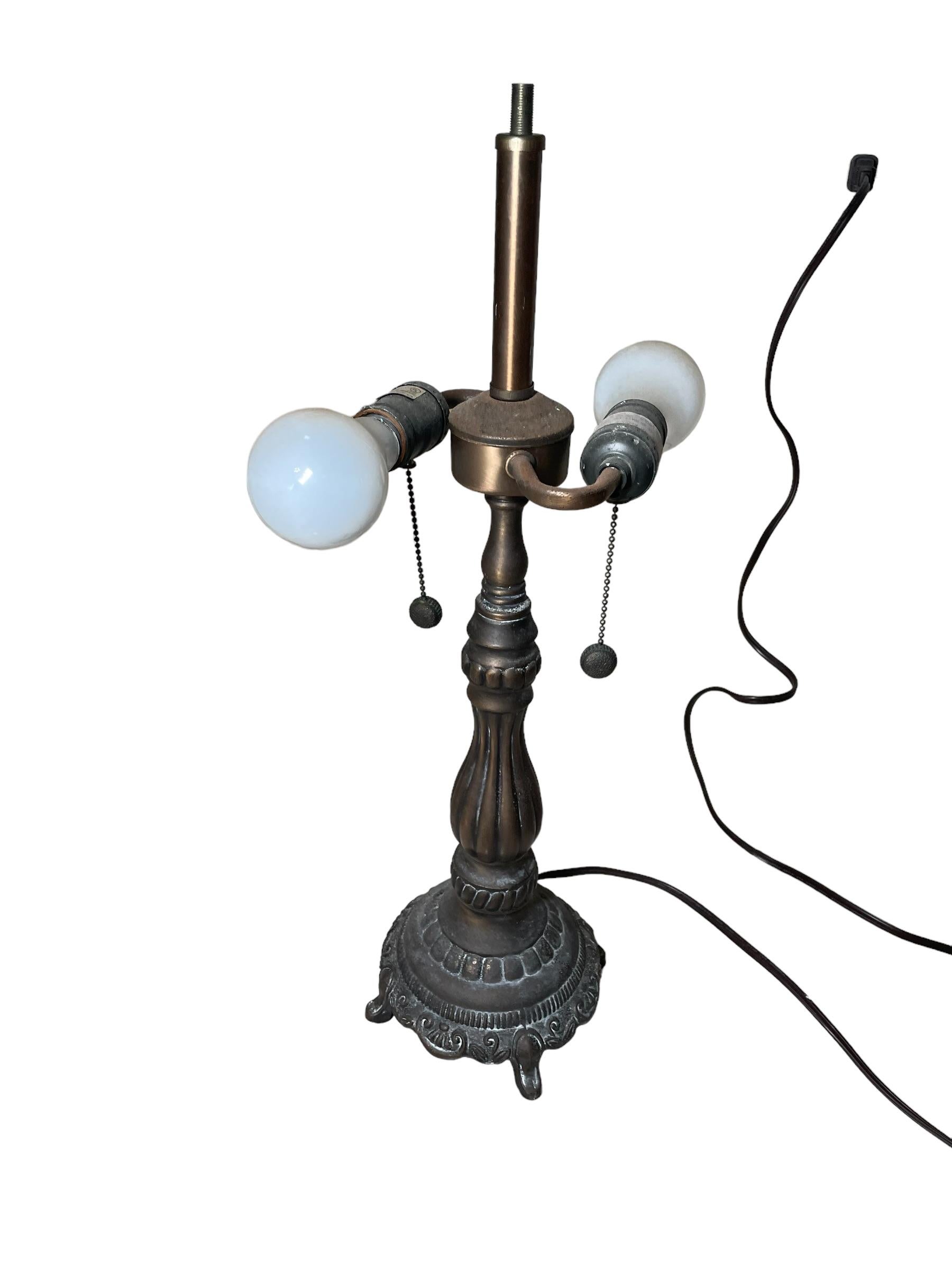 Tiffany Style Table Lamp With Dragonflies Design In Good Condition For Sale In Guaynabo, PR
