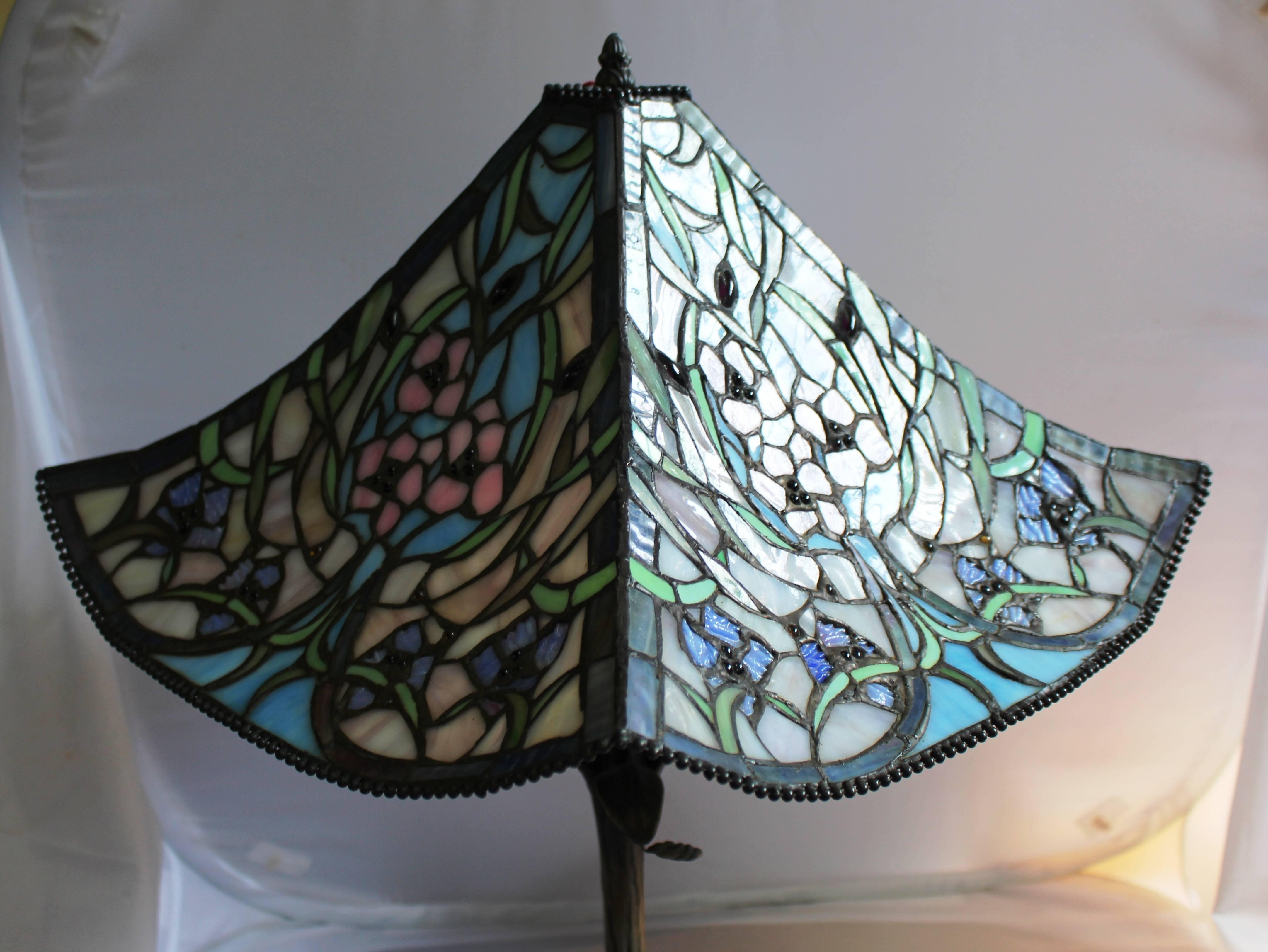 Tiffany Style Table Lamp with Floral Design In Excellent Condition For Sale In Worcester, Worcestershire