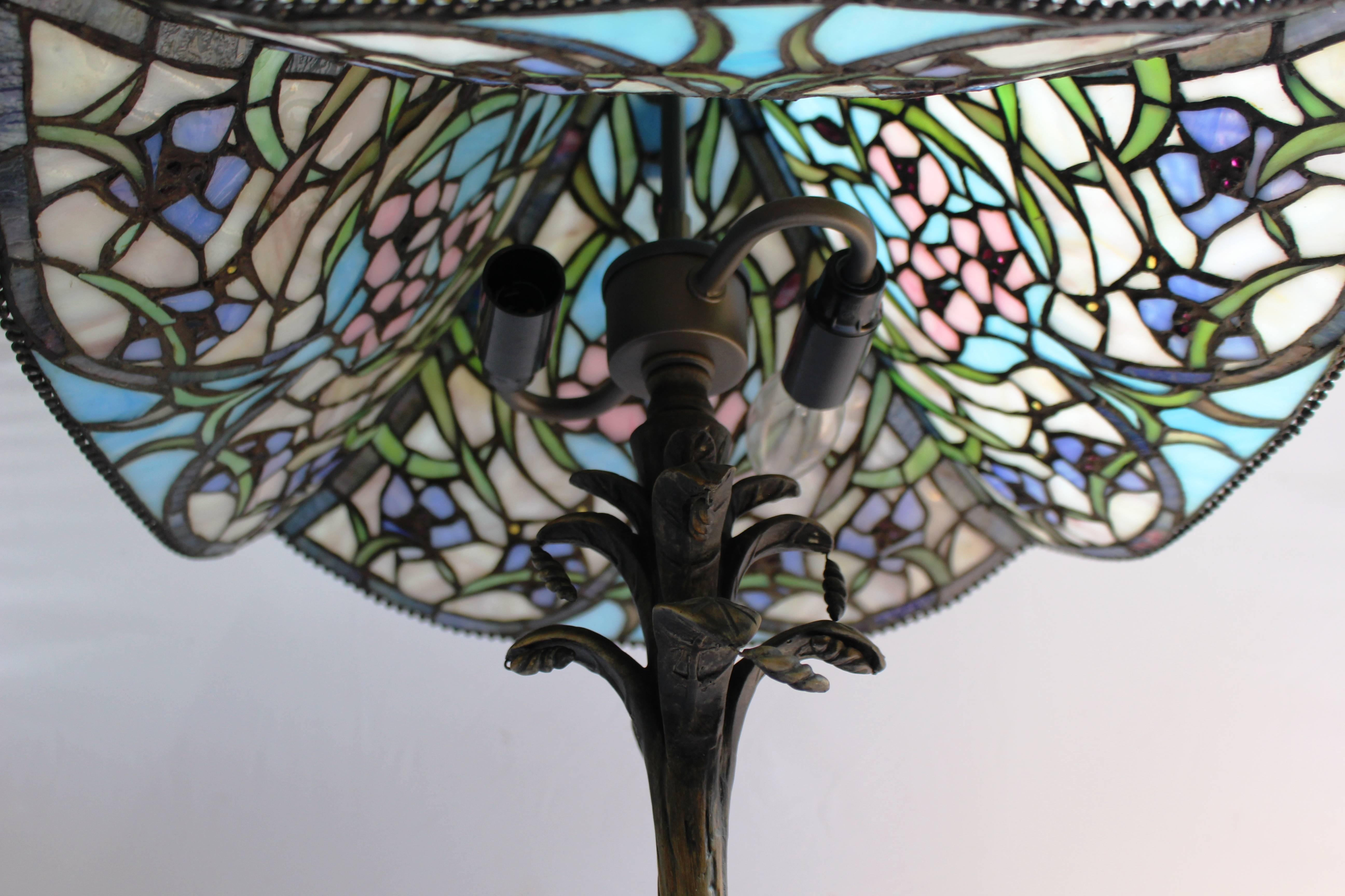 20th Century Tiffany Style Table Lamp with Floral Design For Sale