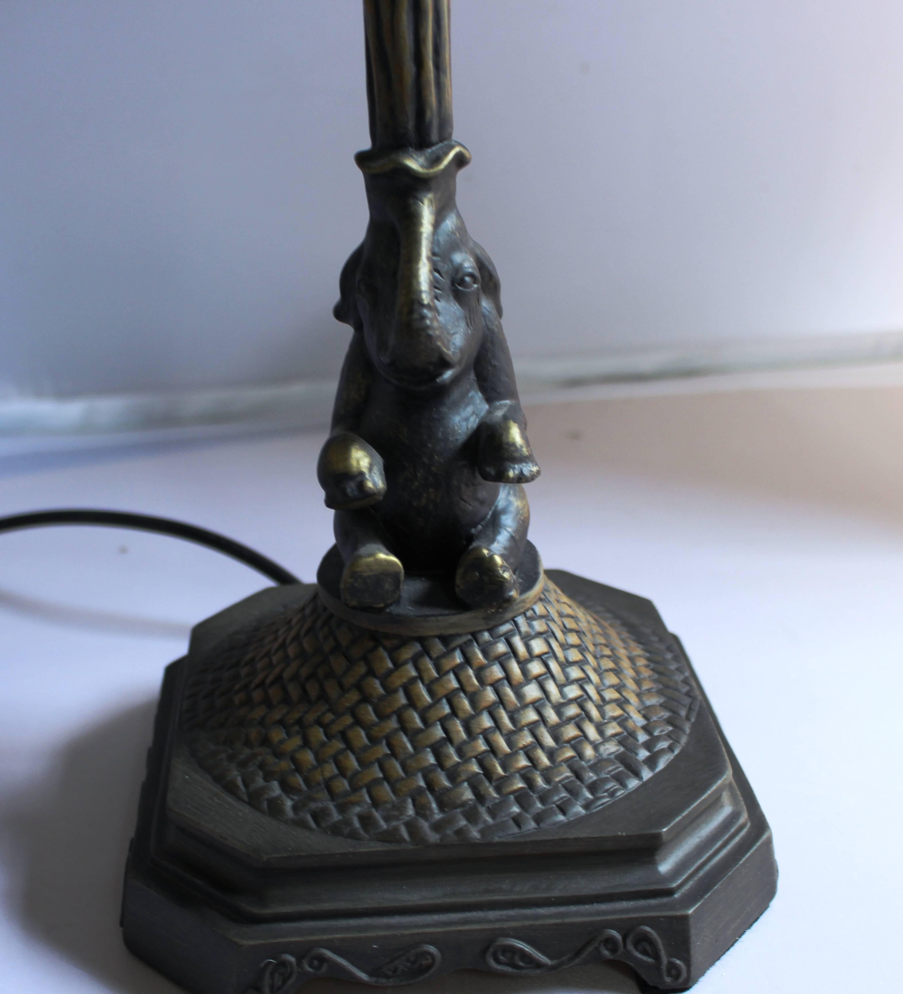 Tiffany Style Table Lamp with Floral Design For Sale 1