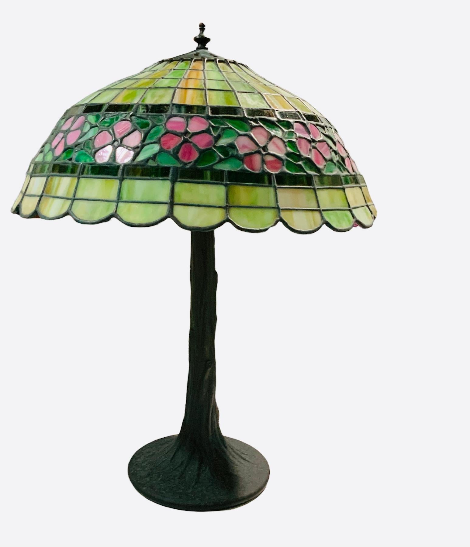 American Classical Tiffany & Co. Style Table Lamp With Impatient Walleriana Flowers Design