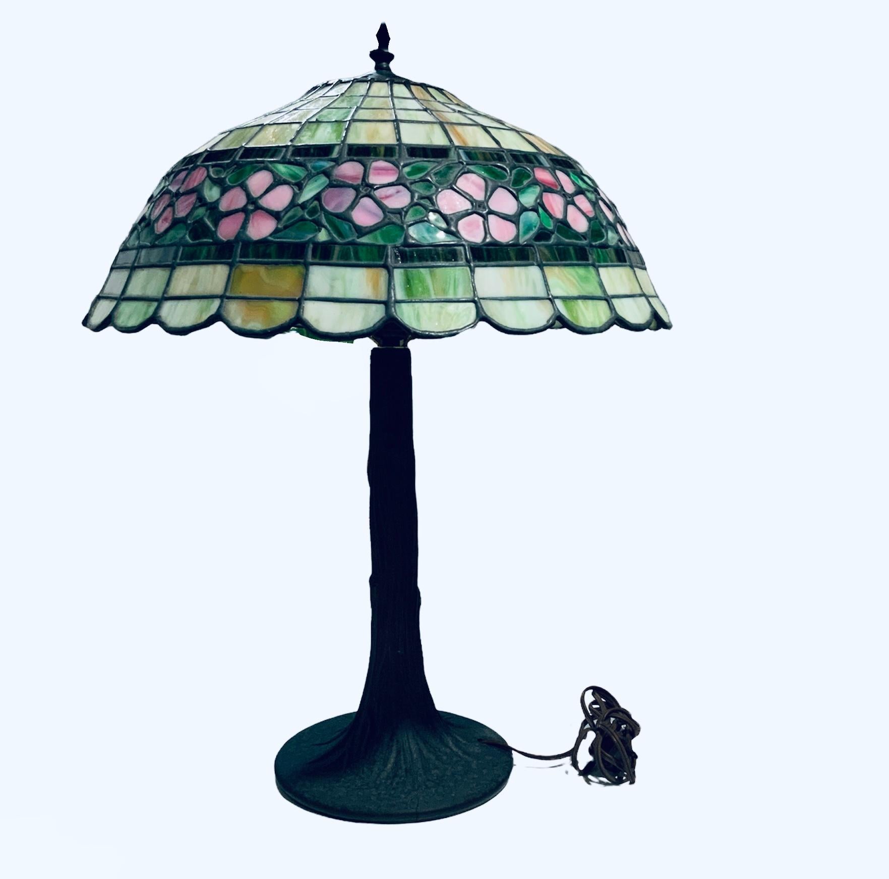 American Tiffany & Co. Style Table Lamp With Impatient Walleriana Flowers Design