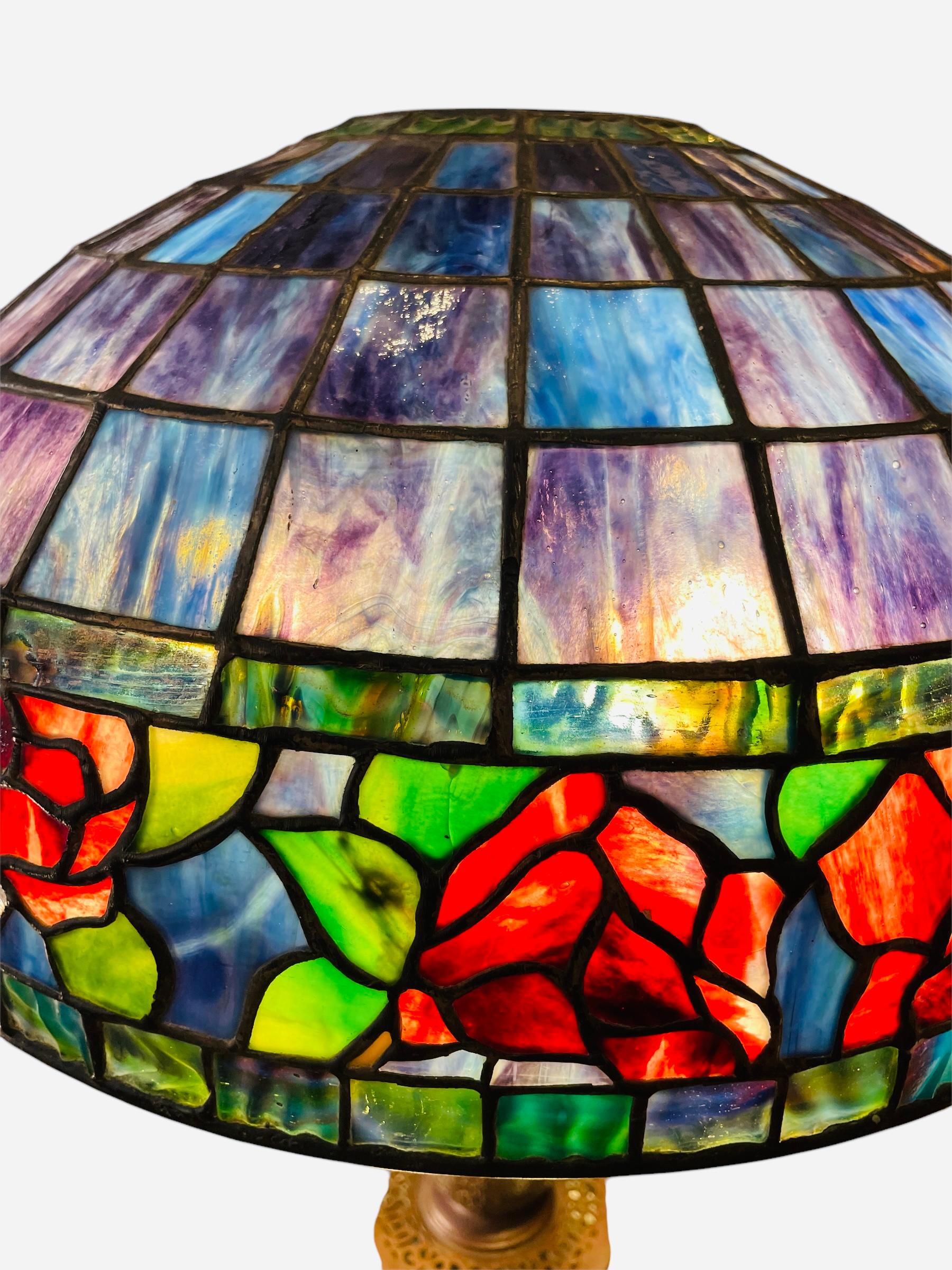 Tiffany Style Table Lamp With Red Roses Flowers In Good Condition For Sale In Guaynabo, PR
