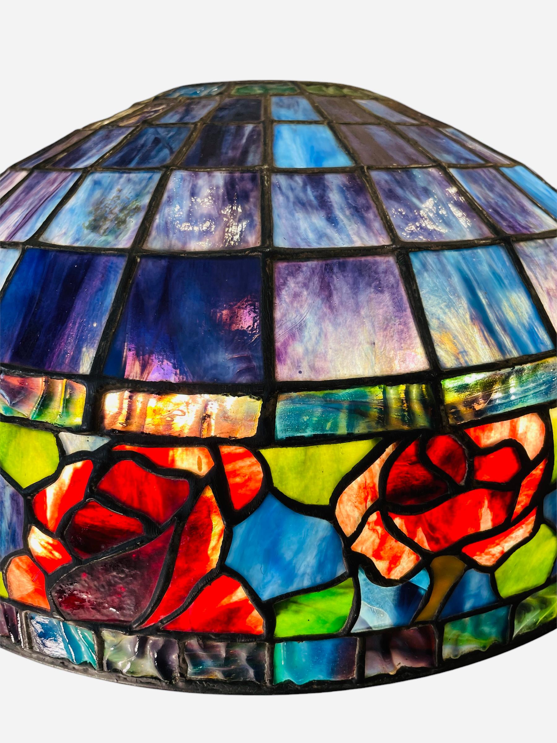 20th Century Tiffany Style Table Lamp With Red Roses Flowers For Sale