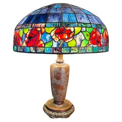 Tischlampe im Tiffany-Stil mit roten Rosen, Blumen und Rosen