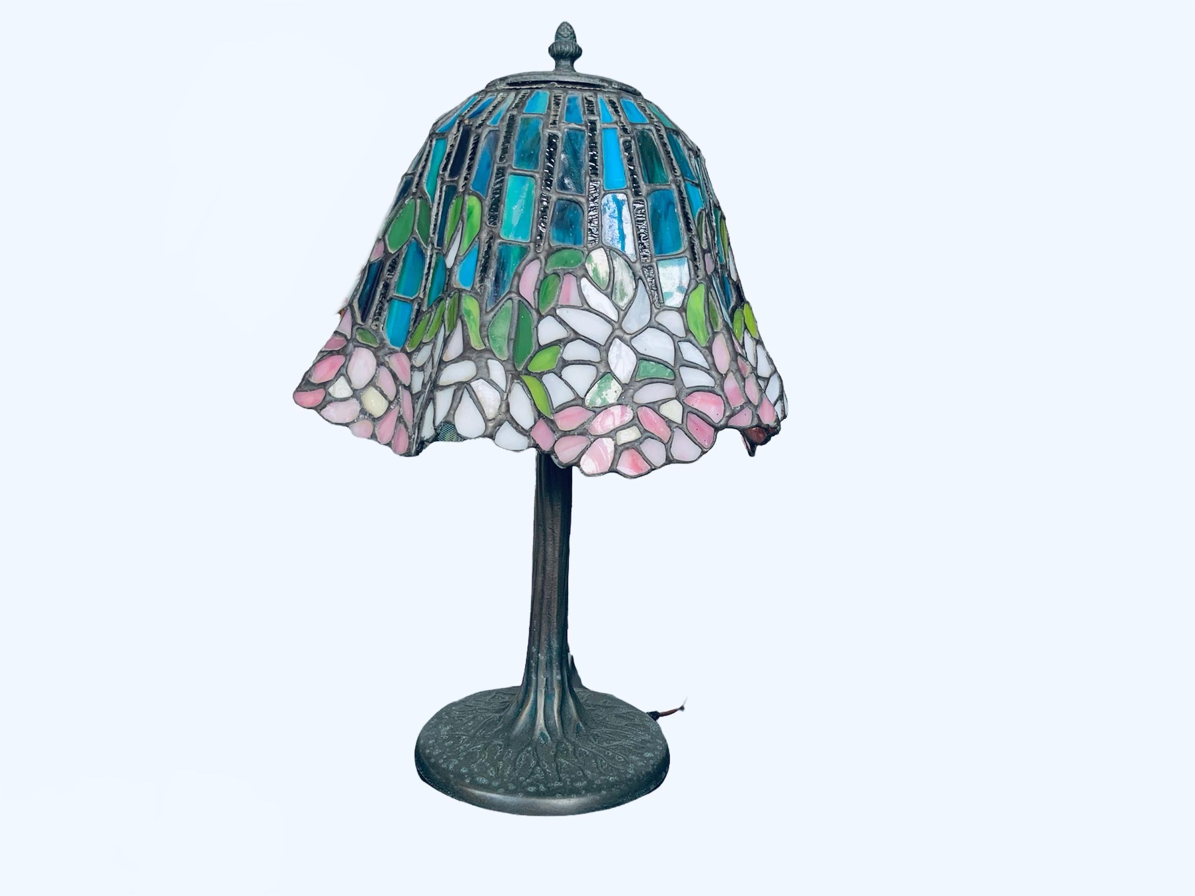 Tiffany Style Table Lamp with Wisteria Flowers Design In Good Condition In Guaynabo, PR