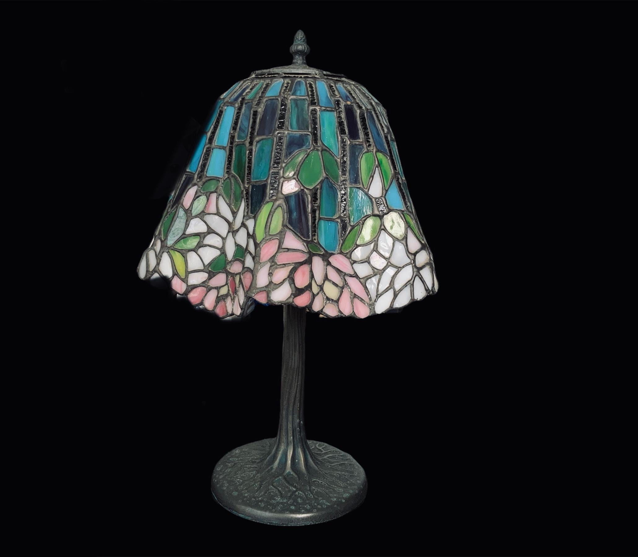 American Classical Tiffany Style Table Lamp with Wisteria Flowers Design