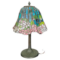 Retro Tiffany Style Table Lamp with Wisteria Flowers Design