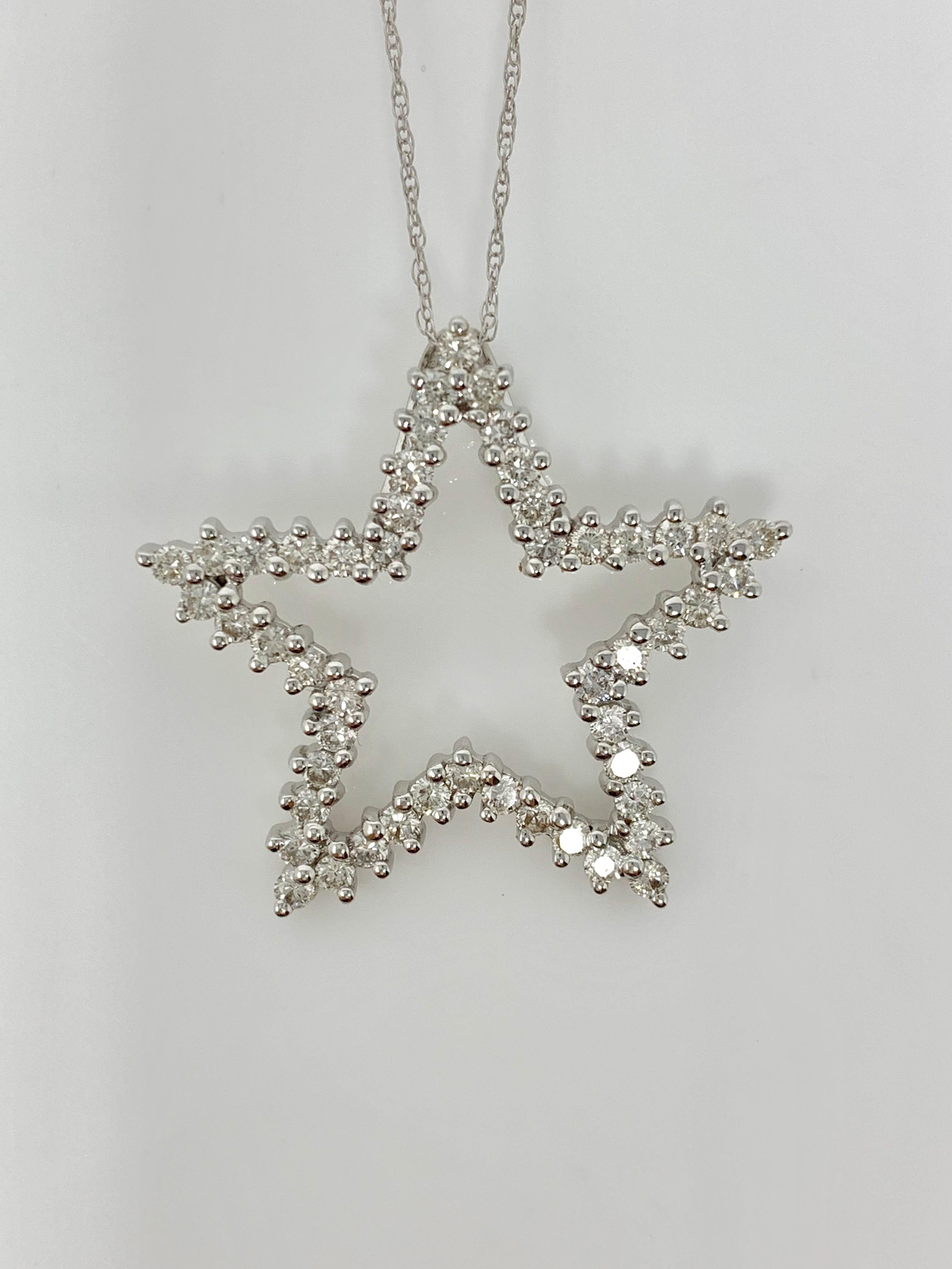 Ce pendentif étoile en diamant blanc de style Tiffany, attrayant et tendance, est fabriqué à la main en or blanc 14 carats.
Le poids du diamant est de 1,07 carat avec un I+I.  couleur et clarté SI. 
Les mesures sont de 1 pouce par 1 pouce. 
