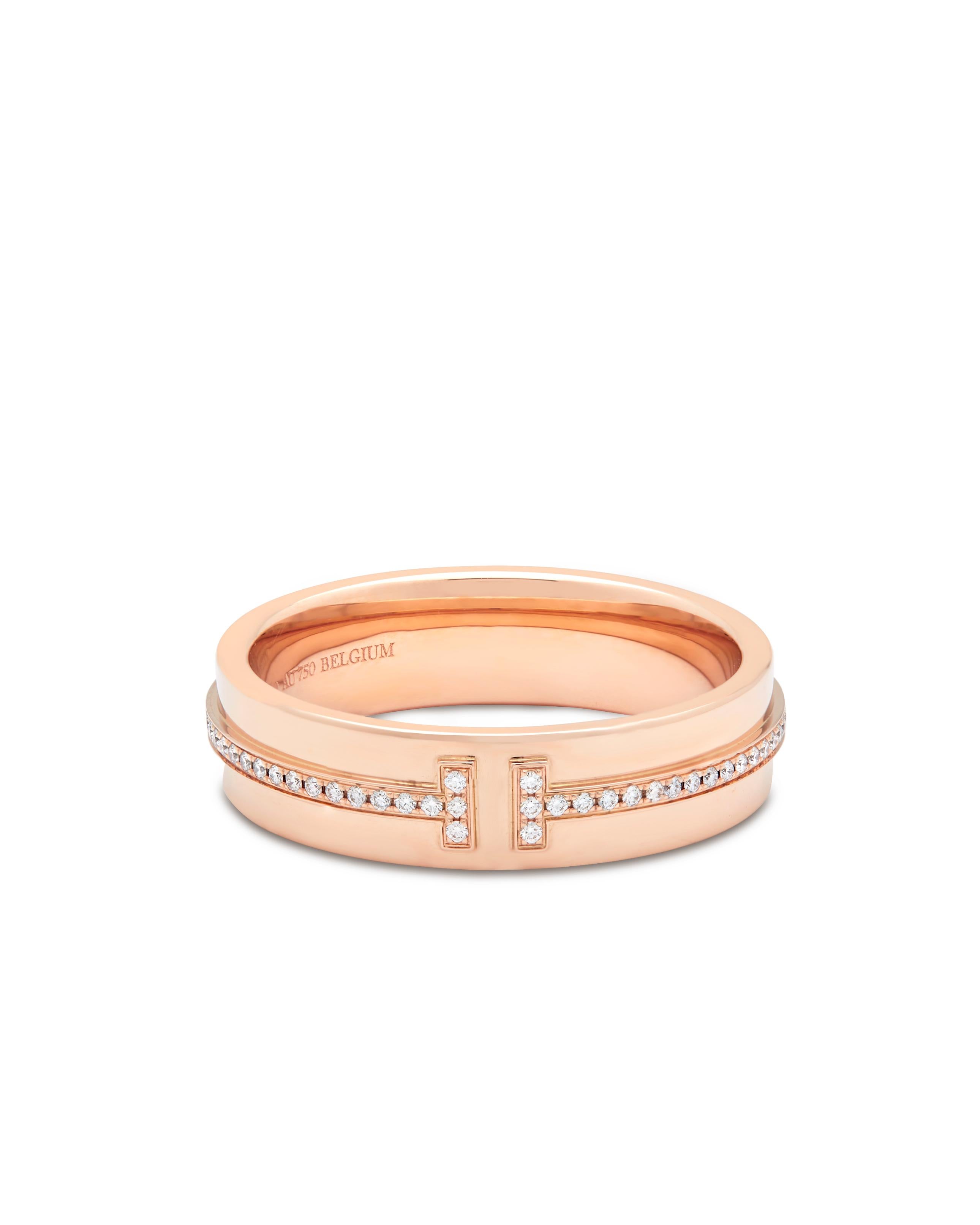 Tiffany Rose Gold Diamant T Ring Modellnummer 60151041

Dieses ikonische Design ist ein modernes Stück, in das T. Diamanten eingelassen sind.

Signiert Tiffany & Co Belguim

18 Karat Roségold mit runden Brillanten
Größe 58 Europäisch: UK Größe Q und