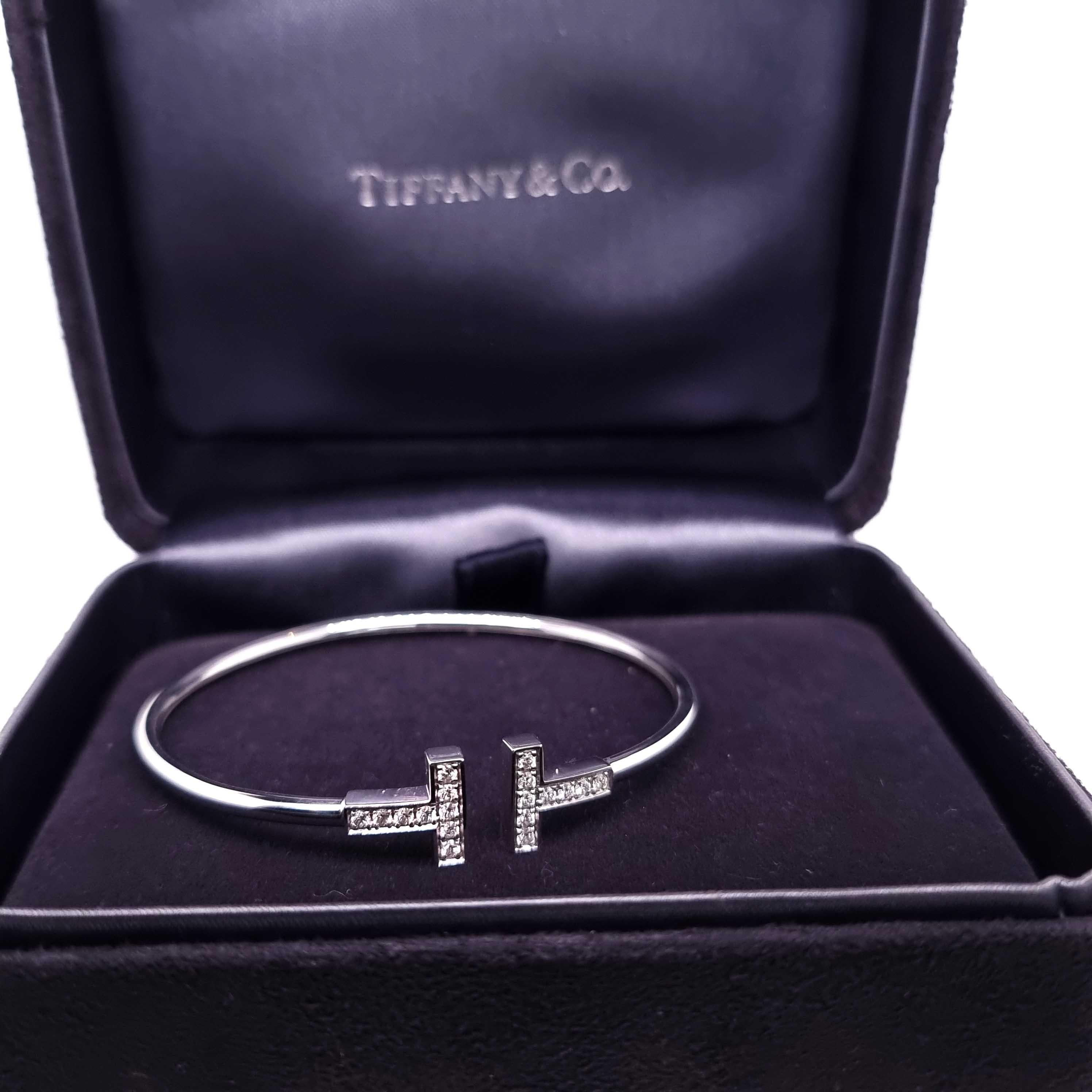 Unique features:
Graphic angles and clean lines blend to create the beautiful clarity of the Tiffany T collection. Brilliant diamonds enhance this bracelet's timeless elegance.

18k white gold with round brilliant diamonds
Carat total weight