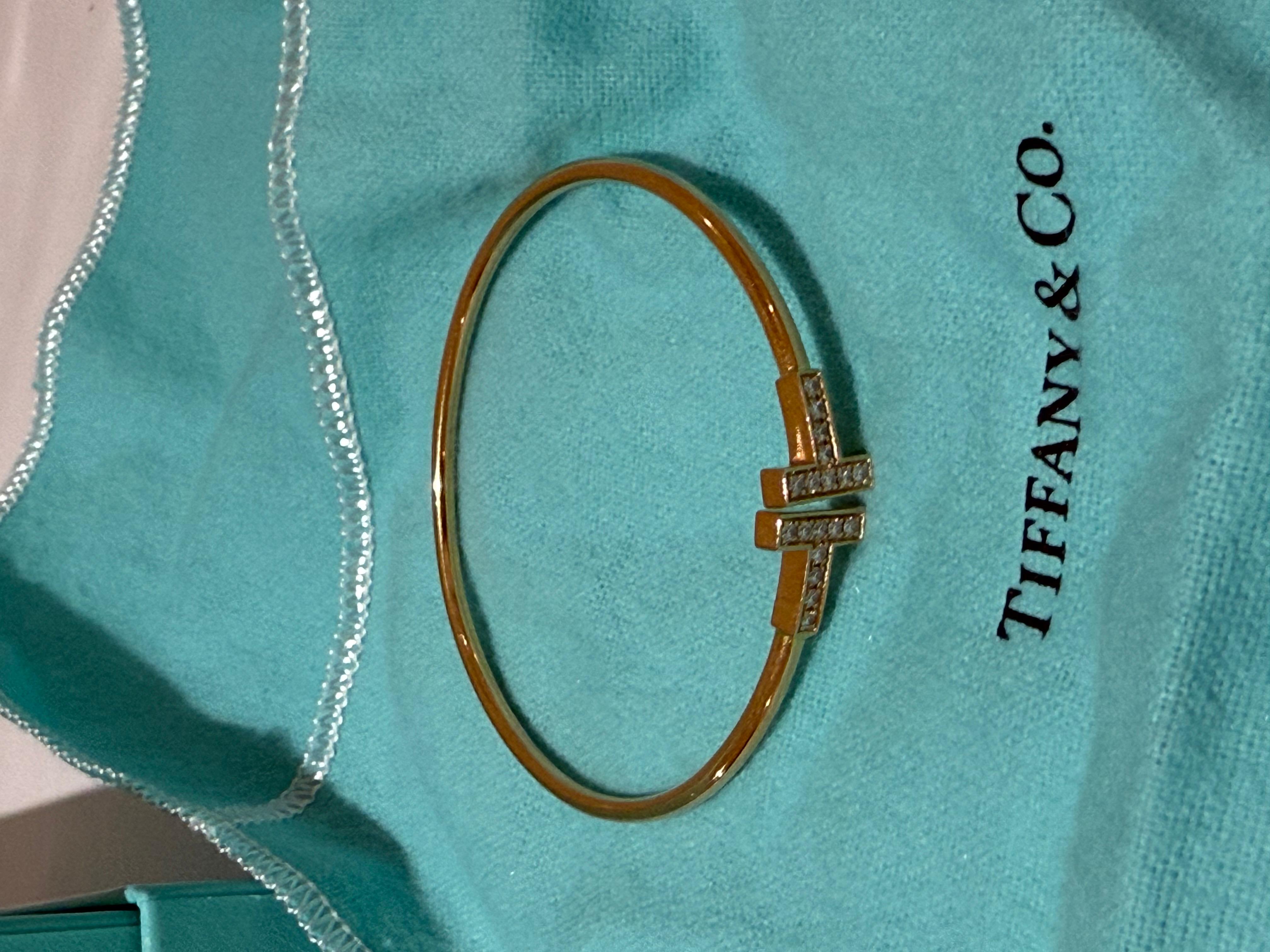 Taille brillant Tiffany T Diamond Wire Bracelet in Rose Gold en vente