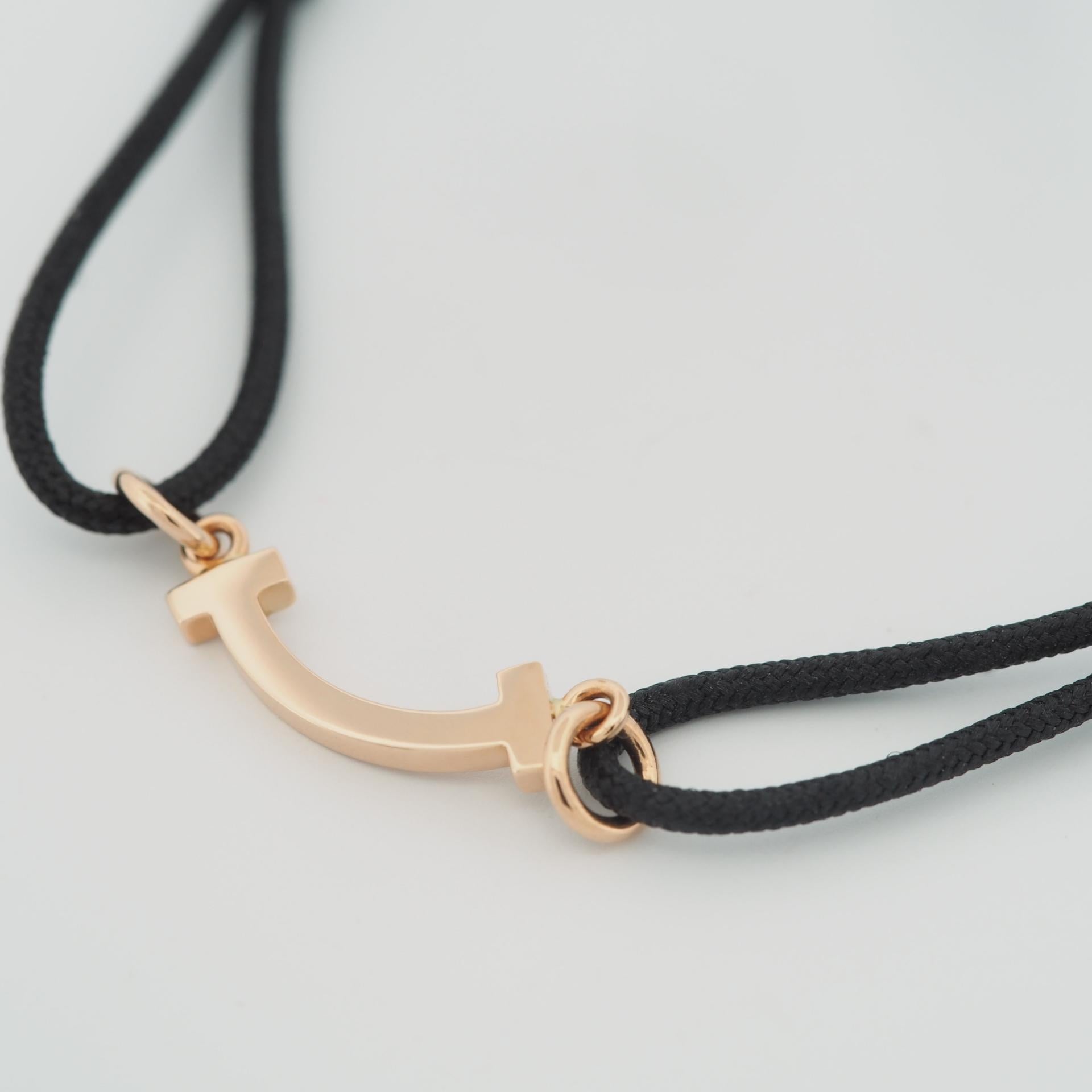 Femenino o masculino Pulsera Tiffany T Smile en oro rosa con cordón negro