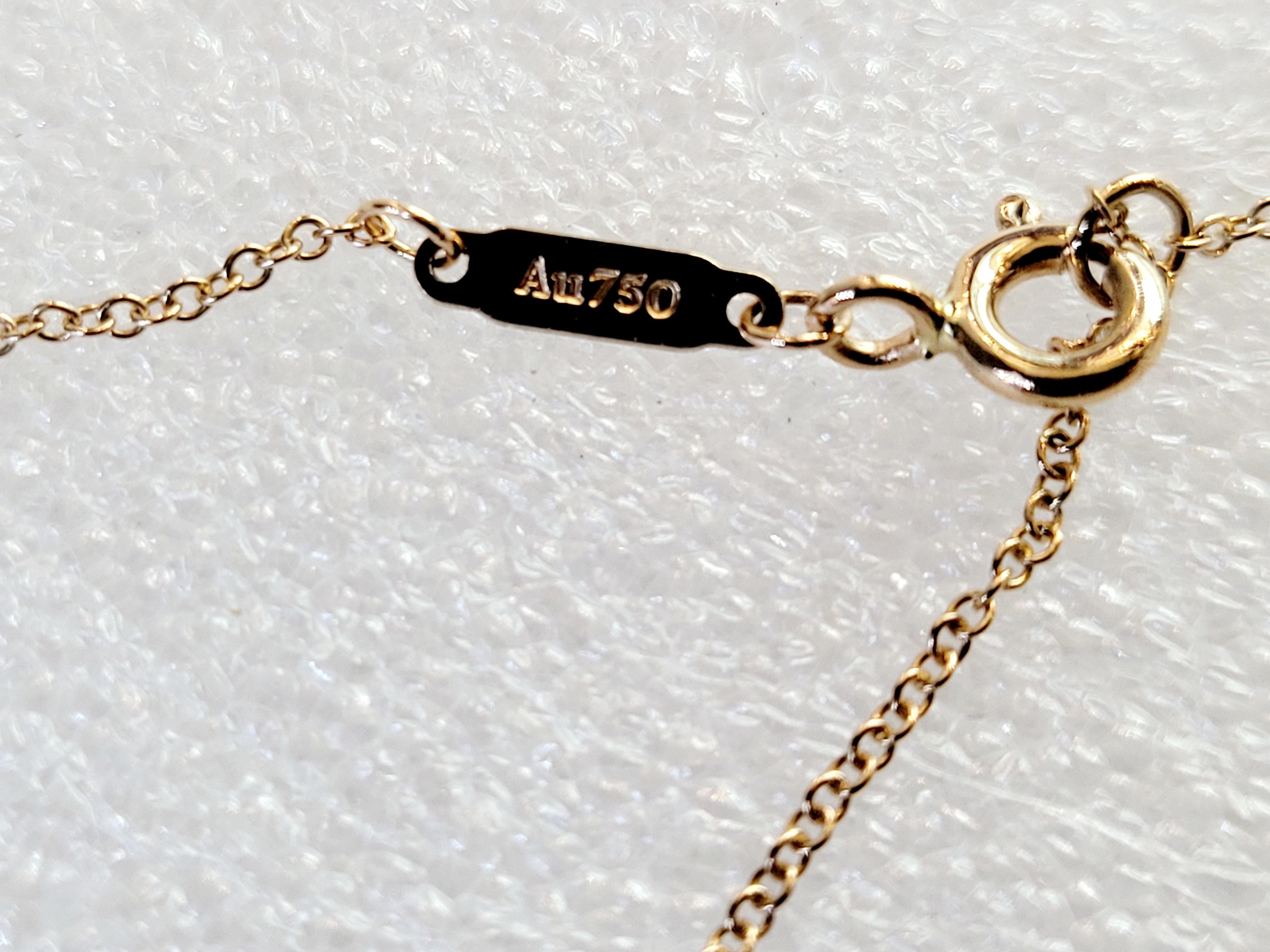 Pendentif Tiffany T Smile
Matière Or jaune 18K
Motif Taille Mini
Dimension du pendentif : 13mm x 1.5mm
Longueur de la chaîne 18
Réglable 16'', 18''
Poids 2.3gm
Condition Mint
Livré avec une boîte de pendentifs Tiffany
Prix de détail 800