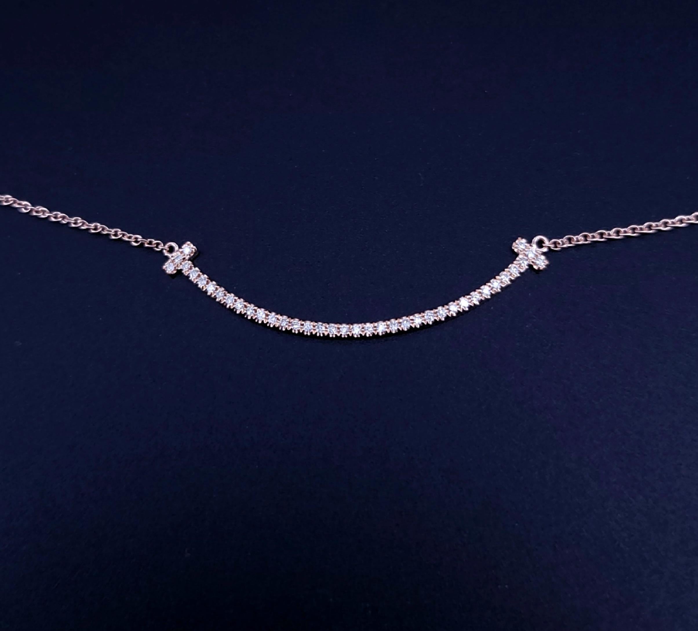 Ciondolo Tiffany T Smile piccolo in oro rosa 18 carati con diamante .10CT 16-18''
Ciondolo: oro rosa 18k
Diamonds:0.10ct
Dimensioni: 36 mm x 3,5/ 1,2 mm
Spessore 1.0 mm

Lunghezza della catena: 18