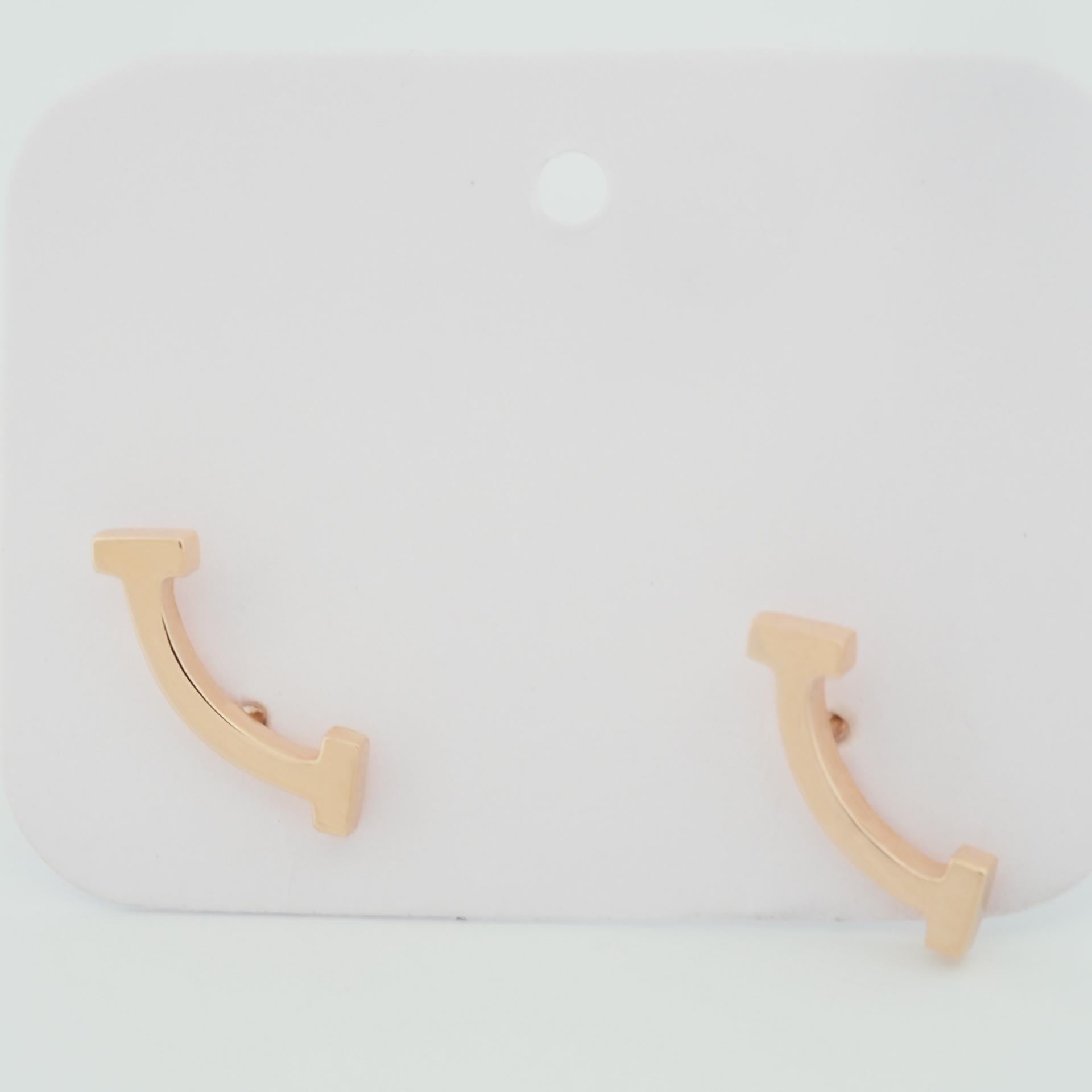 Brand: Authentic Tiffany T Smile Post Earrings
Stones: ---
Metal: 18K Rose Gold
Height: 0.4cm
Length: 1.1cm
Width: 1.3cm
Weight: 1.7 Grams (total)
Condition: Used (repolished)
Retail Price: USD1000 (excluding sales tax)
Signatures: T&Co., Au750,