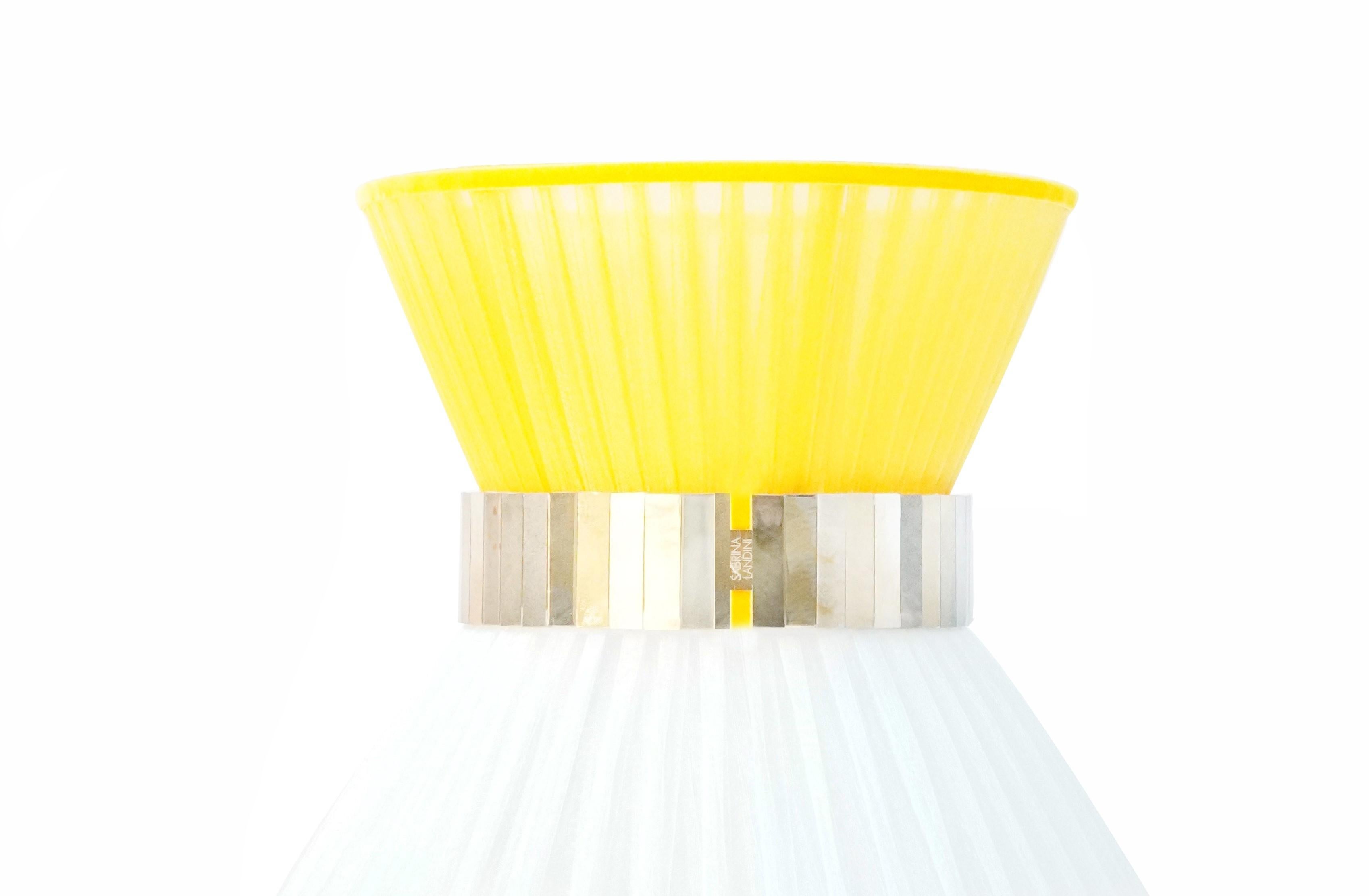 Tiffany-Tischlampe 30 Zitronenweiße Seide, antikes Messing, versilbertes Glas (Moderne) im Angebot