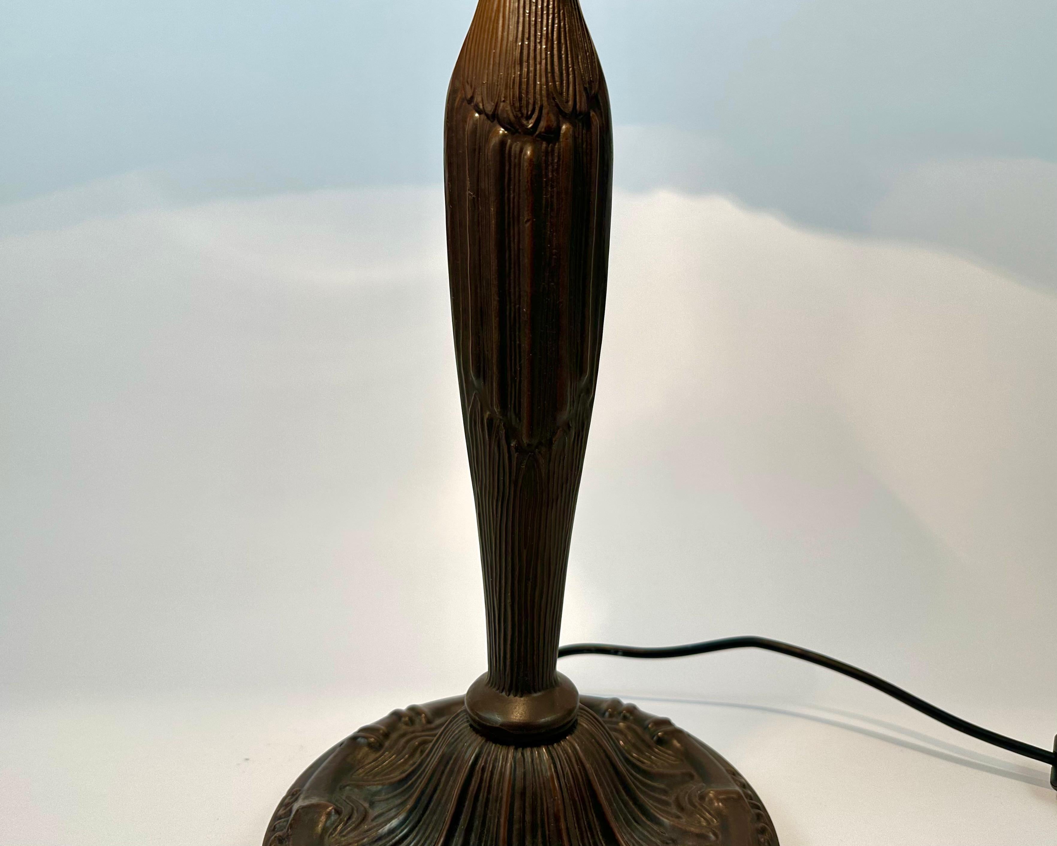 Lampe de bureau de chambre à coucher et base en bronze Tiffany, France, années 1960 en vente 1