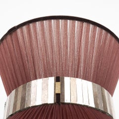 Zeitgenössische Tiffany Tischlampe 23 Tabak Seide, antikes Messing, versilbertes Glas