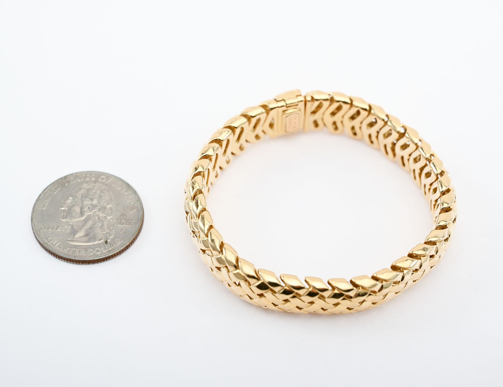 La pulsera Tiffany Vannerie es uno de sus diseños clásicos y atemporales. El oro se teje para crear un efecto tridimensional. Esta pulsera mide 6 5/16