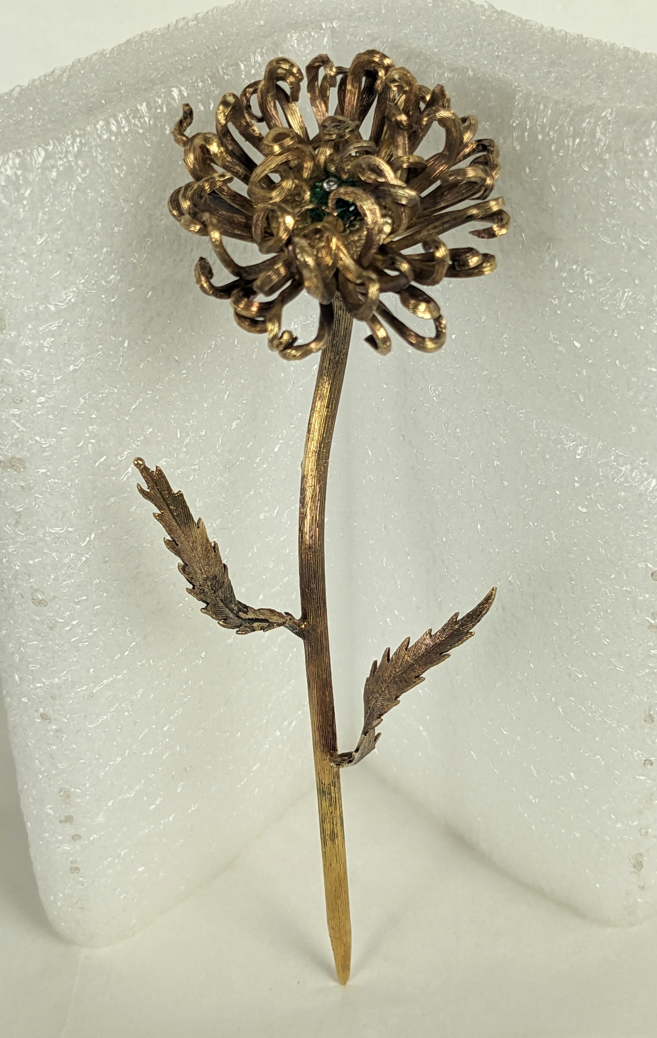 Tiffany Vermeil Smaragd und Diamant Chrysantheme Objet aus den 1960er Jahren. Tischschmuck in Form einer Blütenknospe mit sich windenden Blättern, besetzt mit einem zentralen Cabochon-Smaragd und einem Diamanten. Handgefertigt aus vergoldetem