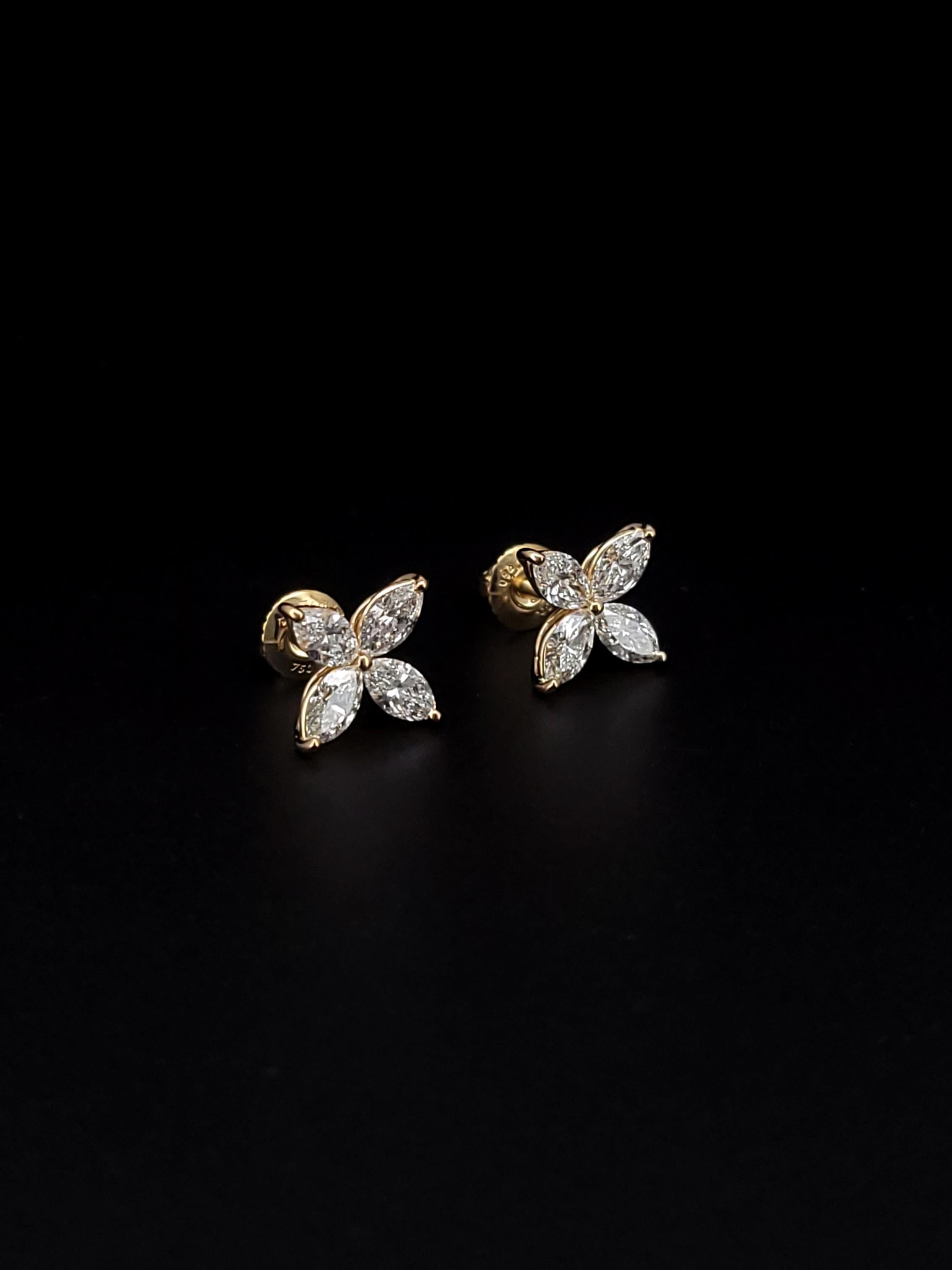 Marchio: Tiffany & Co. Vittoria
Diamanti: Marquise VVS E-F
Peso totale dei carati: 1,62ctw
Materiale: oro giallo 18k
Dimensioni degli orecchini: 9,2 mm X 9,2 mm
Fondelli per orecchini: Fondello a vite da 8.7 mm
Dimensioni del diamante: 5,1 mm x 3,1