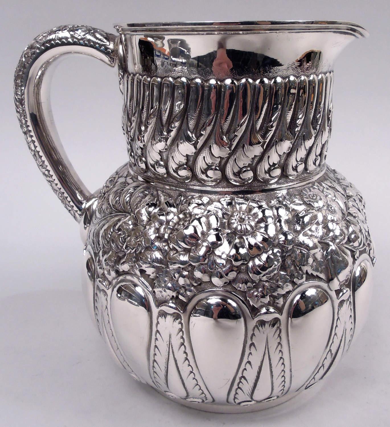 Jarra de agua de plata de ley con repujado clásico victoriano Tiffany Victoriano en venta