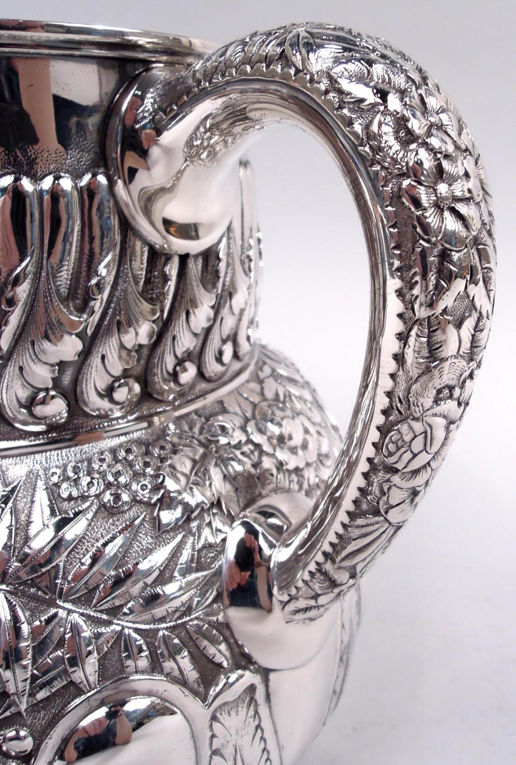 Jarra de agua de plata de ley con repujado clásico victoriano Tiffany Estadounidense en venta